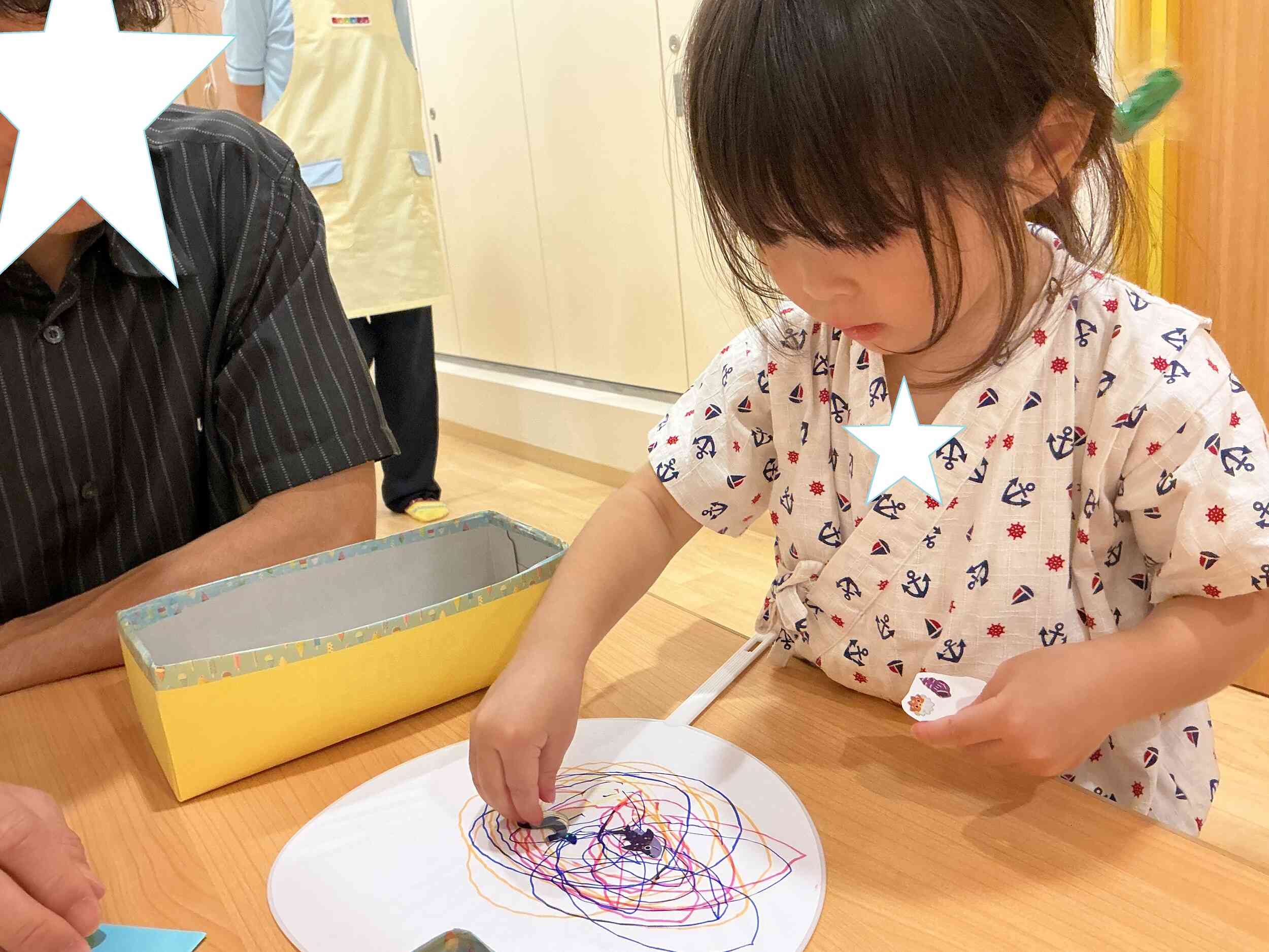 シールとペンを使い、世界に一つだけのうちわを作ったよ!