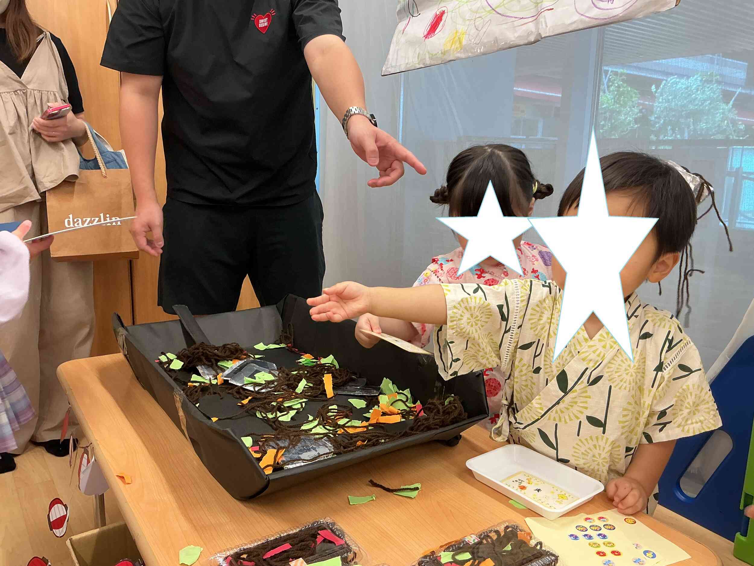 「いらっしゃいませー!」うさぎ組(2歳児)さんも焼きそば屋さんをしました!
