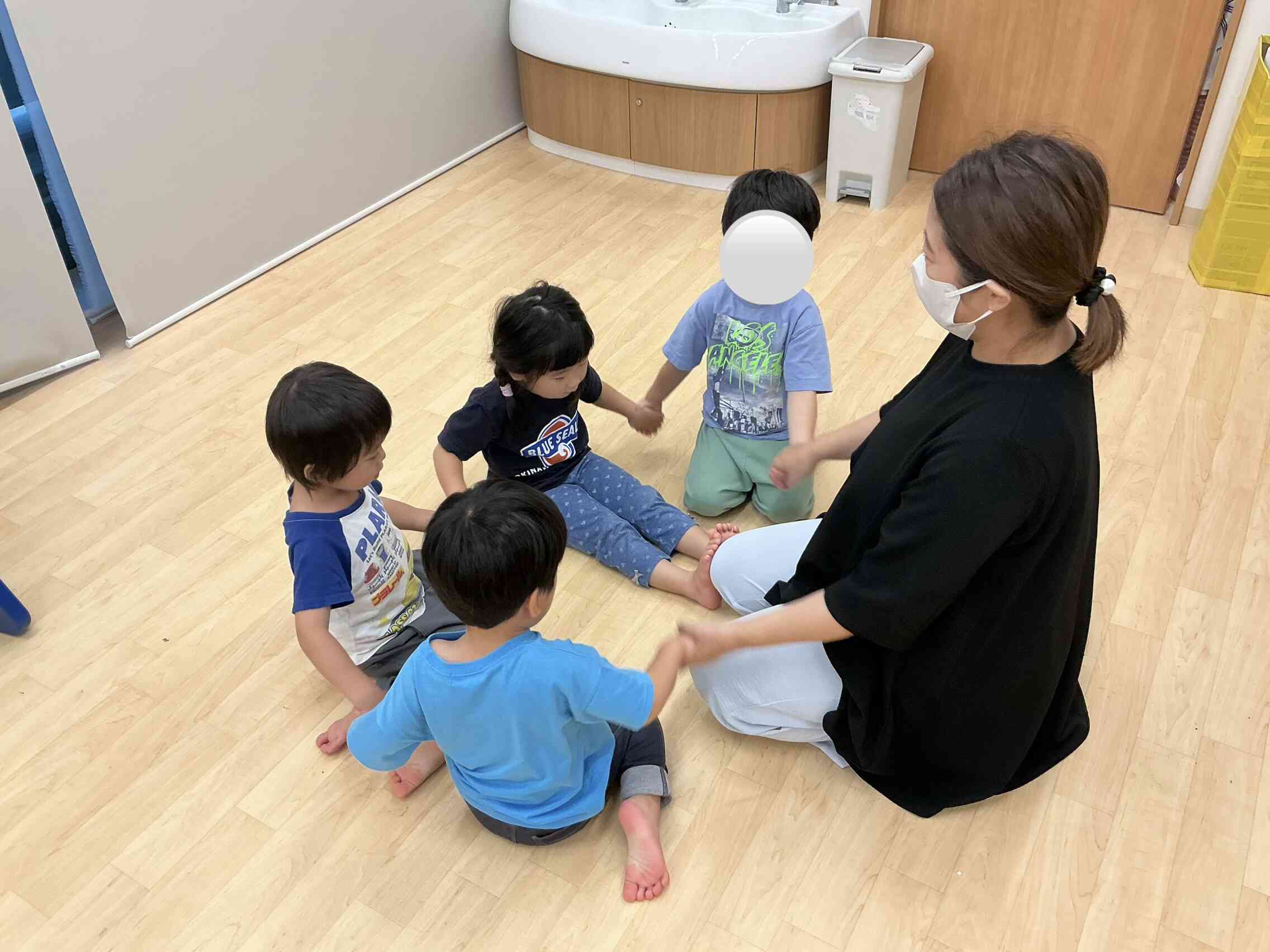 手と手を繋いで♪ 笑顔で楽しく「歌でご挨拶」