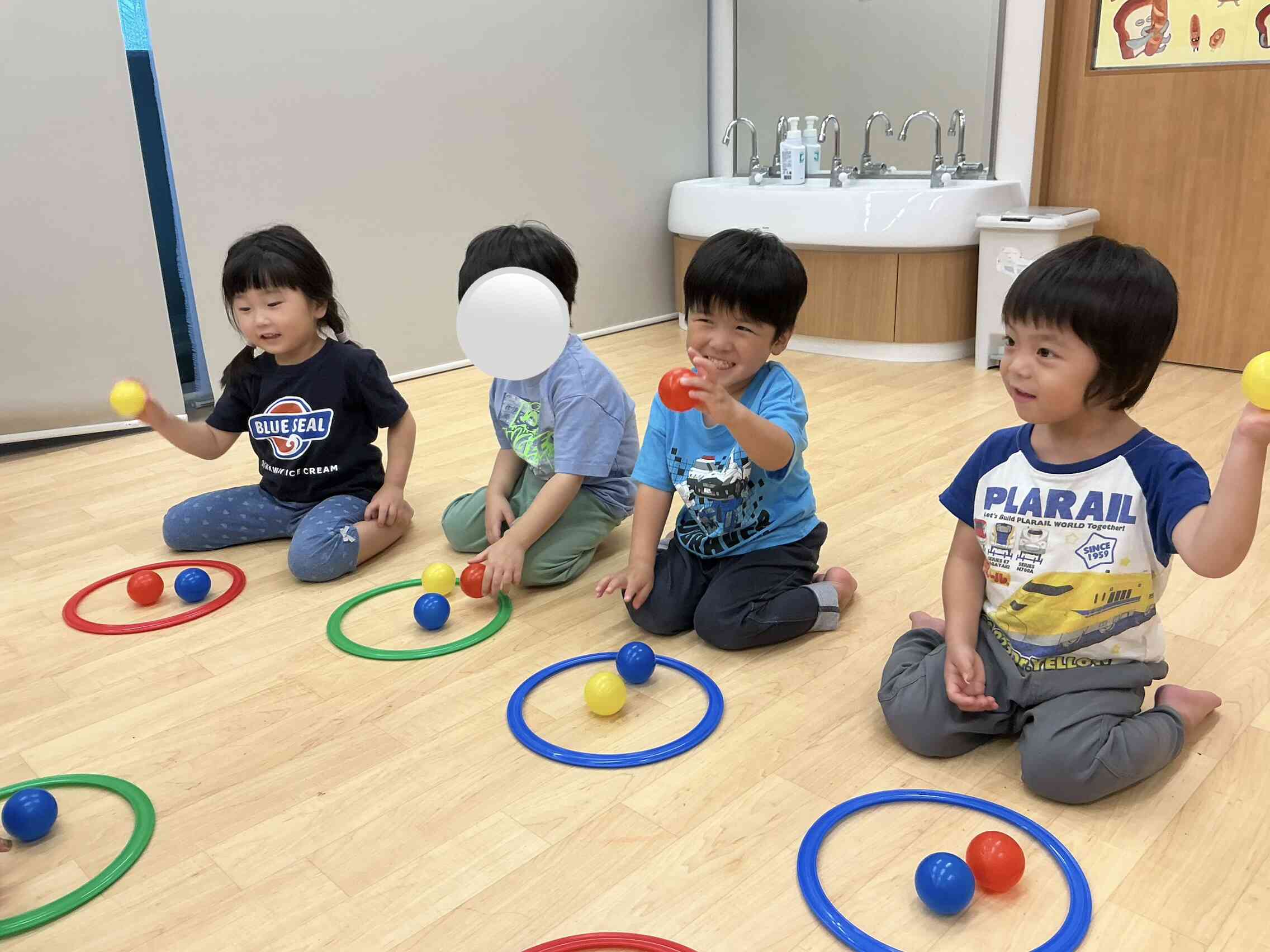 リトミックで大人気のボール遊び☆りす組（3歳児）