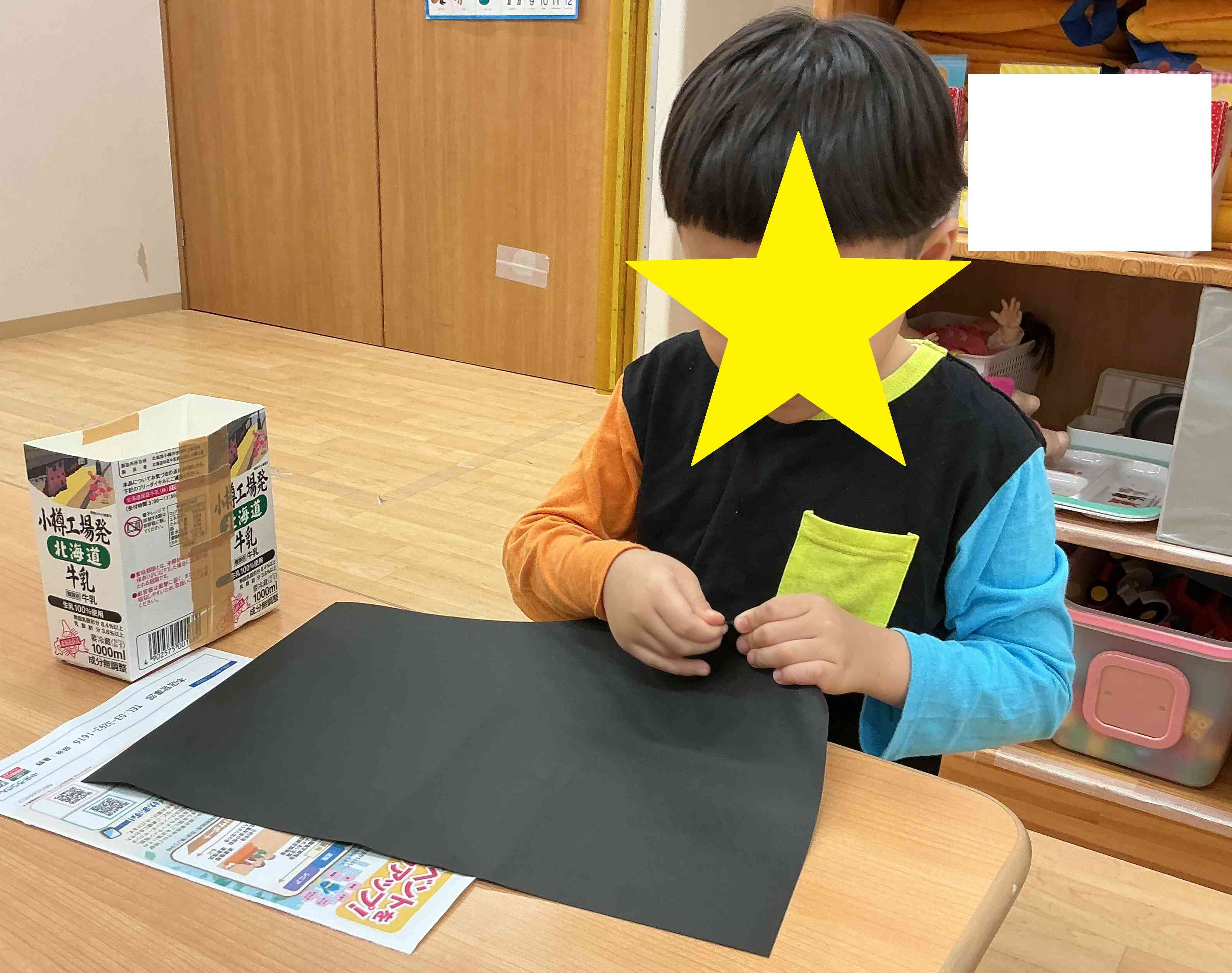 画用紙を細かくちぎっています。