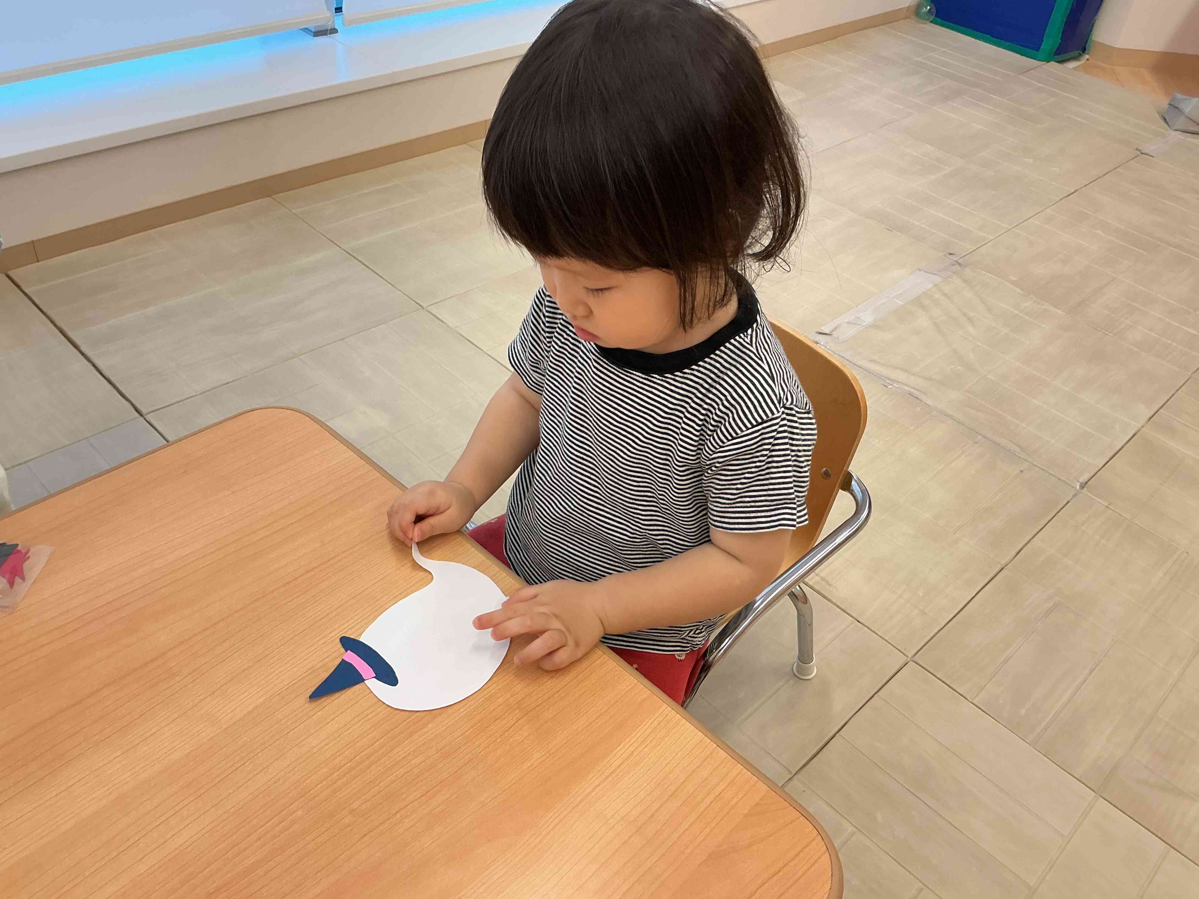 おめめとおくち、どこに貼ろうかな〜?