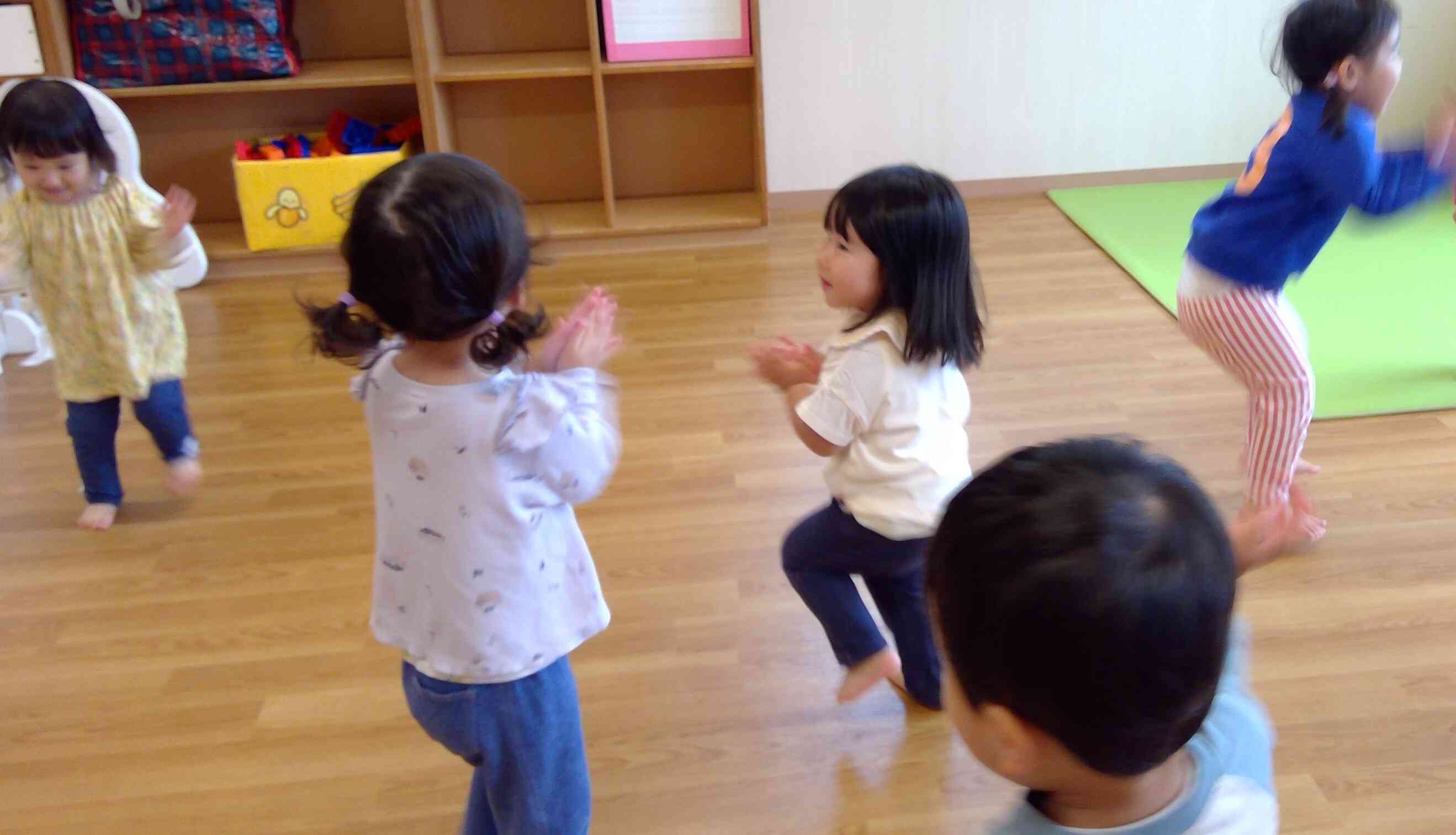 元気に手拍子♪