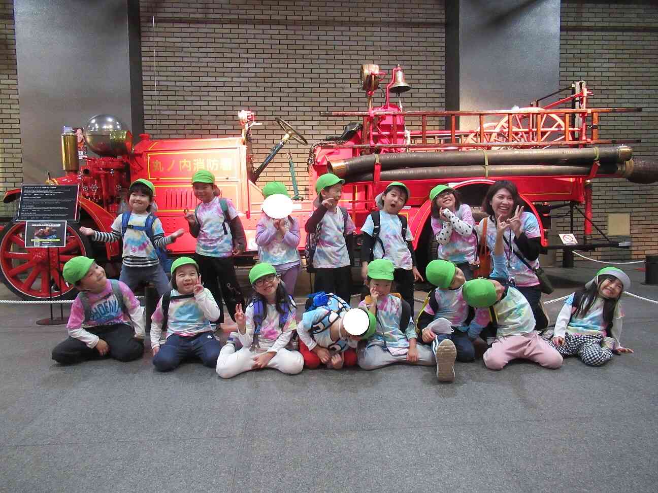 昔の消防車の前で