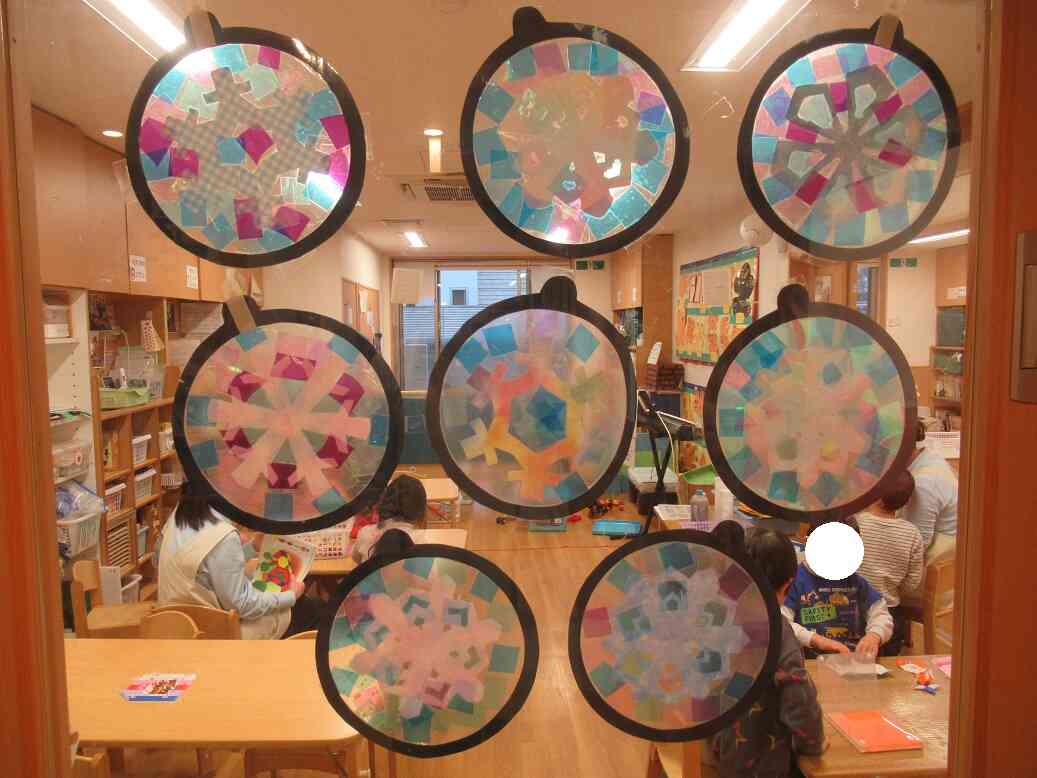 形を整えました！作品は玄関とクラス前に飾っています！