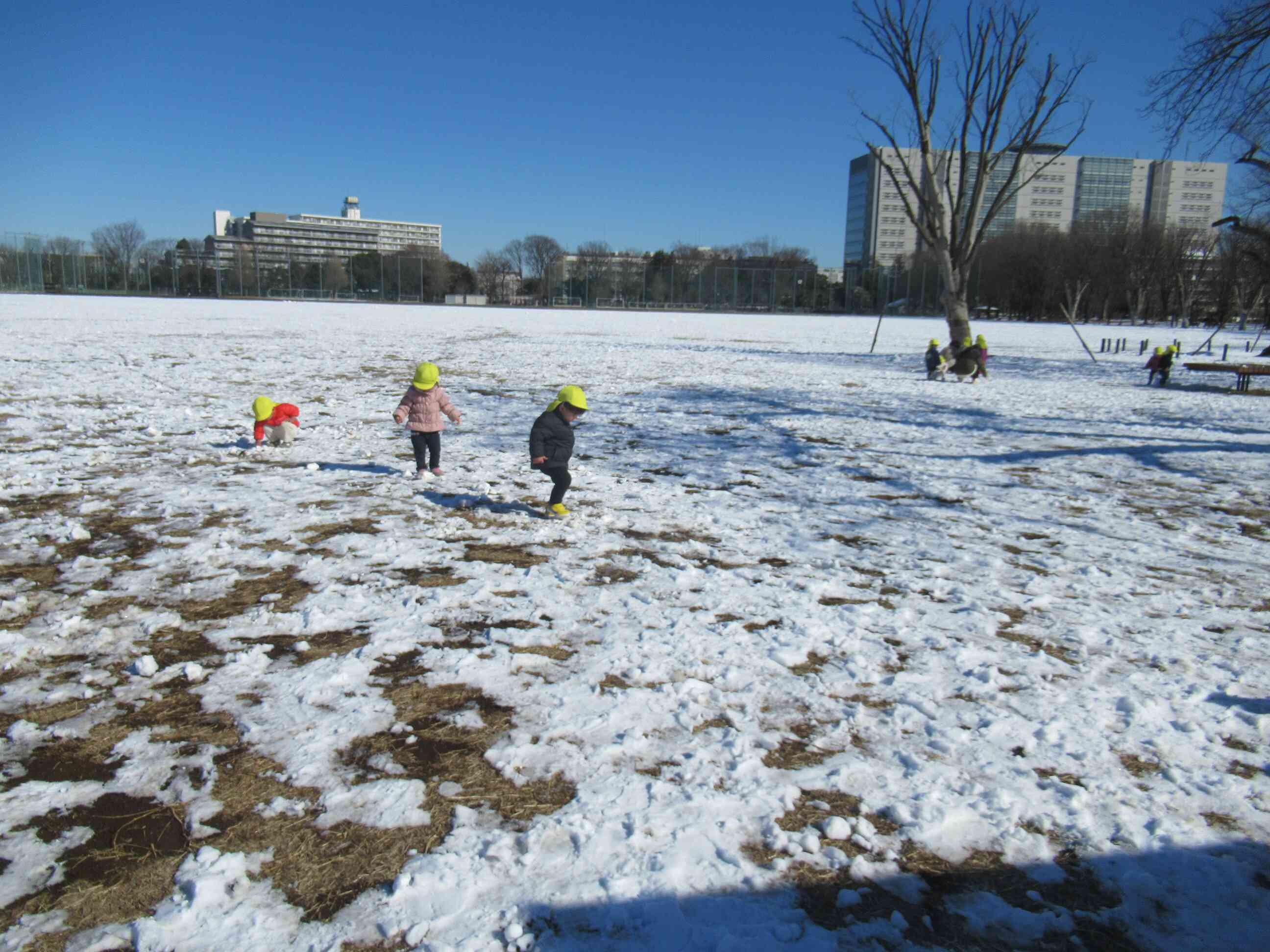 銀世界！！！雪の中でも元気いっぱいの子ども達です！
