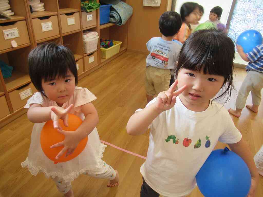 風船遊びしたよ（２歳児クラス）