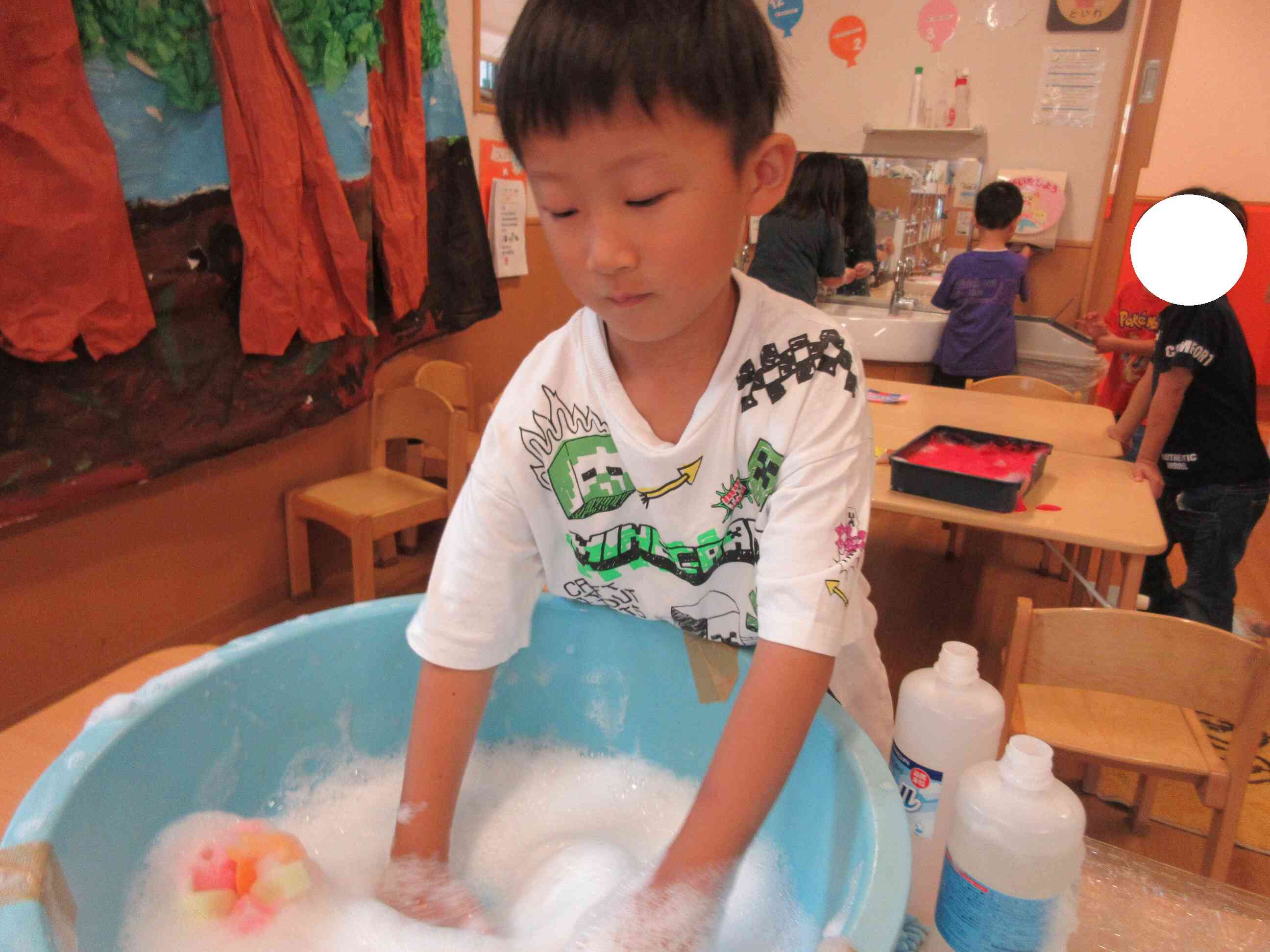 カラフル泡遊び（５歳児クラス）