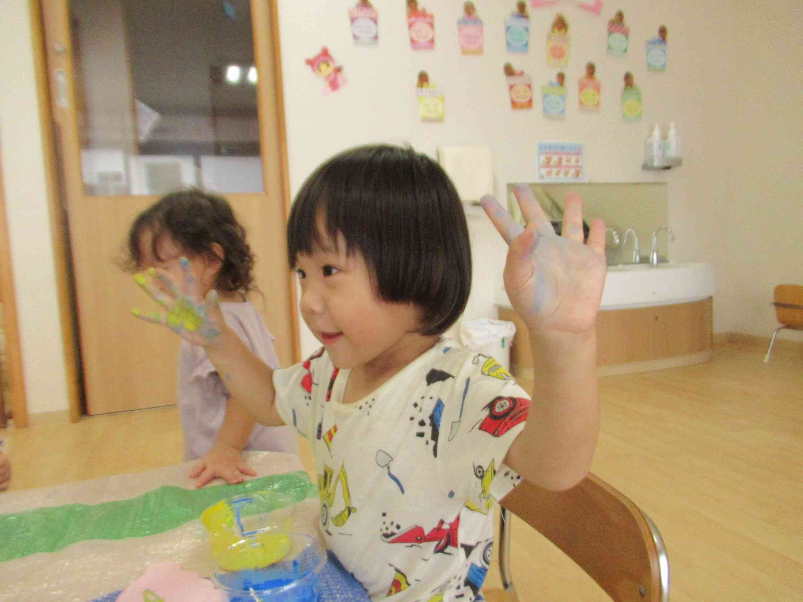 おててがカラフルになっちゃったぁ☆