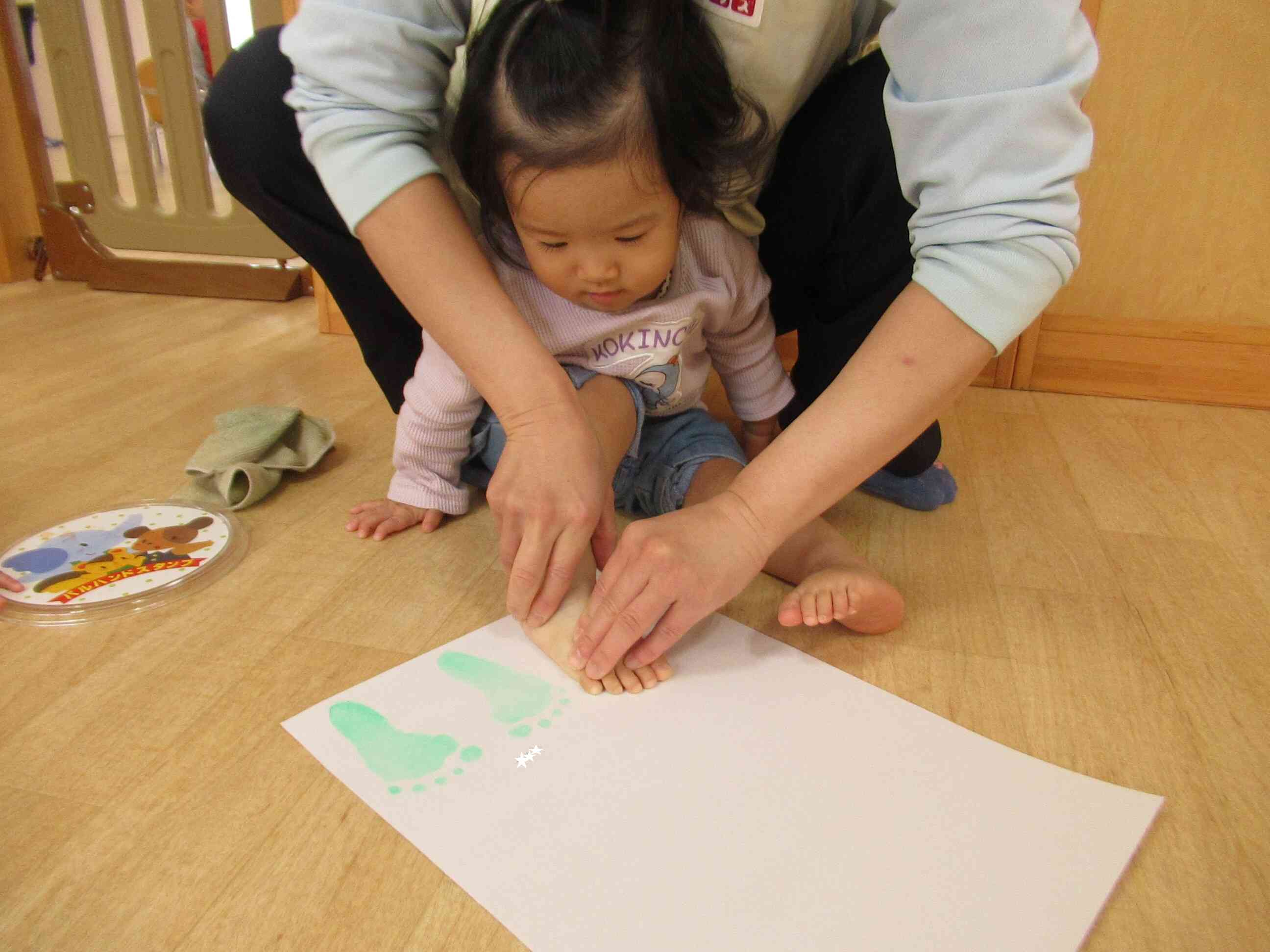 かわいい足型をとりますよ！