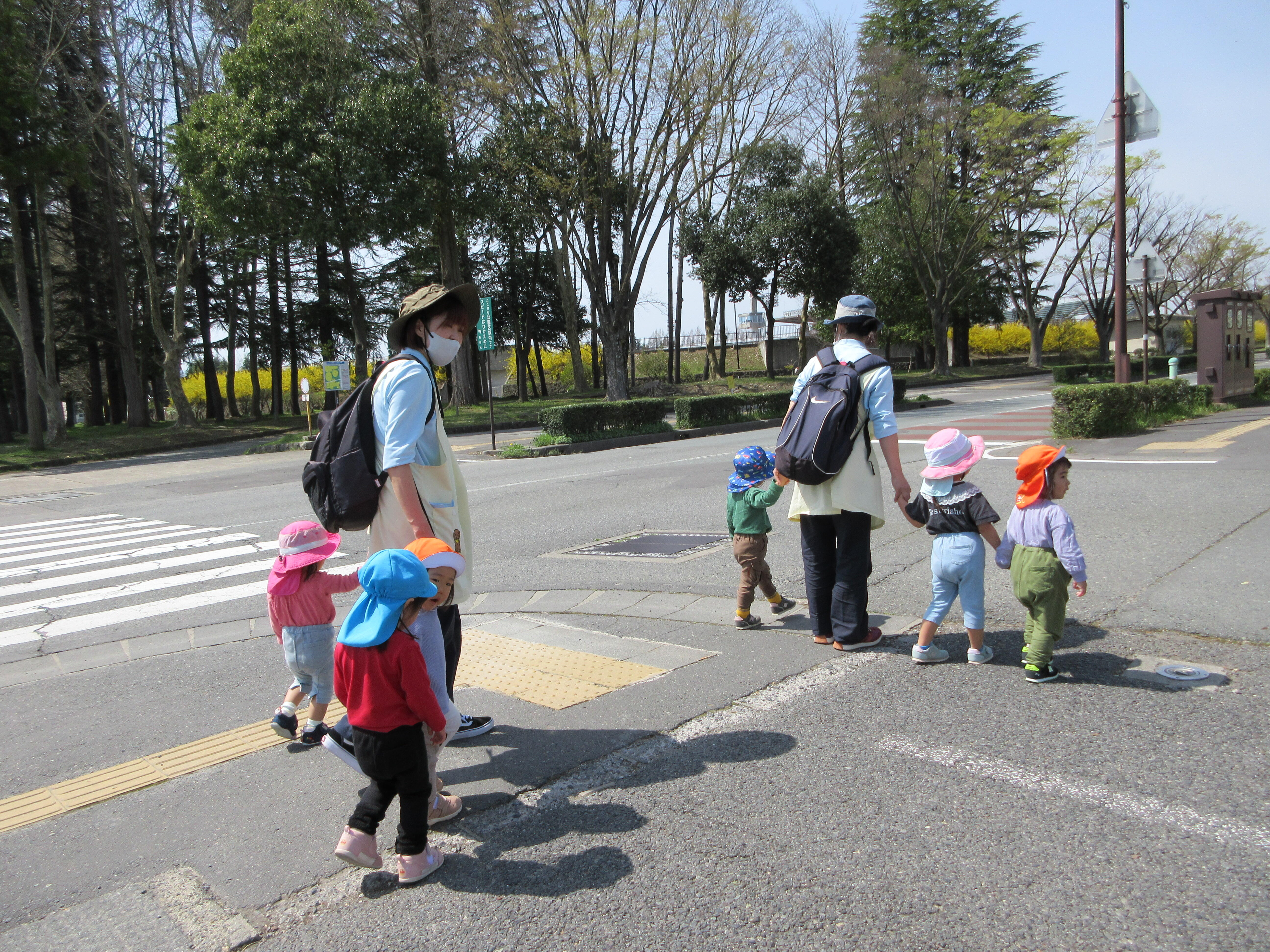 車こないかな。右、左、右を見てね。