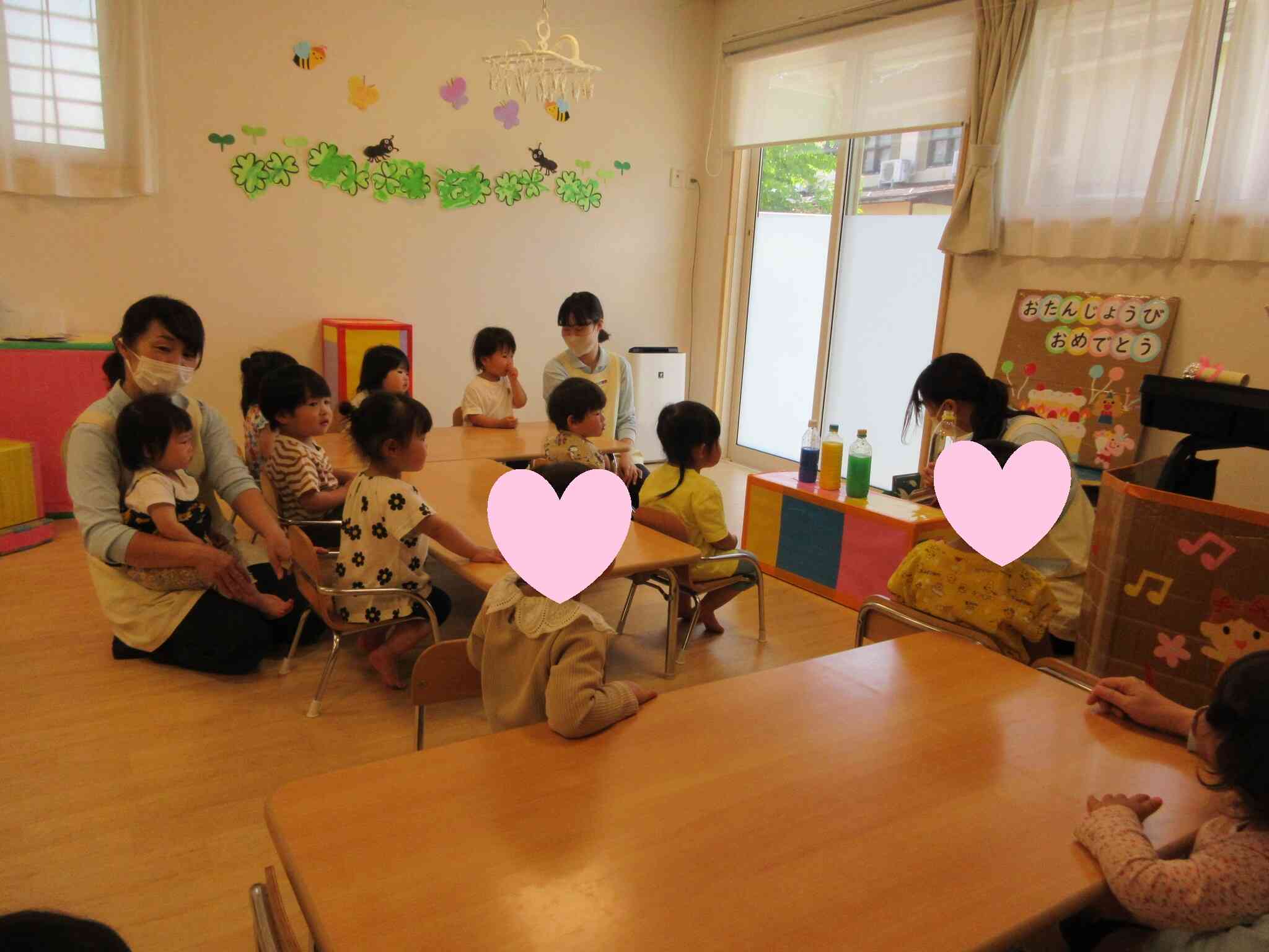 先生が魔法をかけると・・・お水の色が変わった！？
