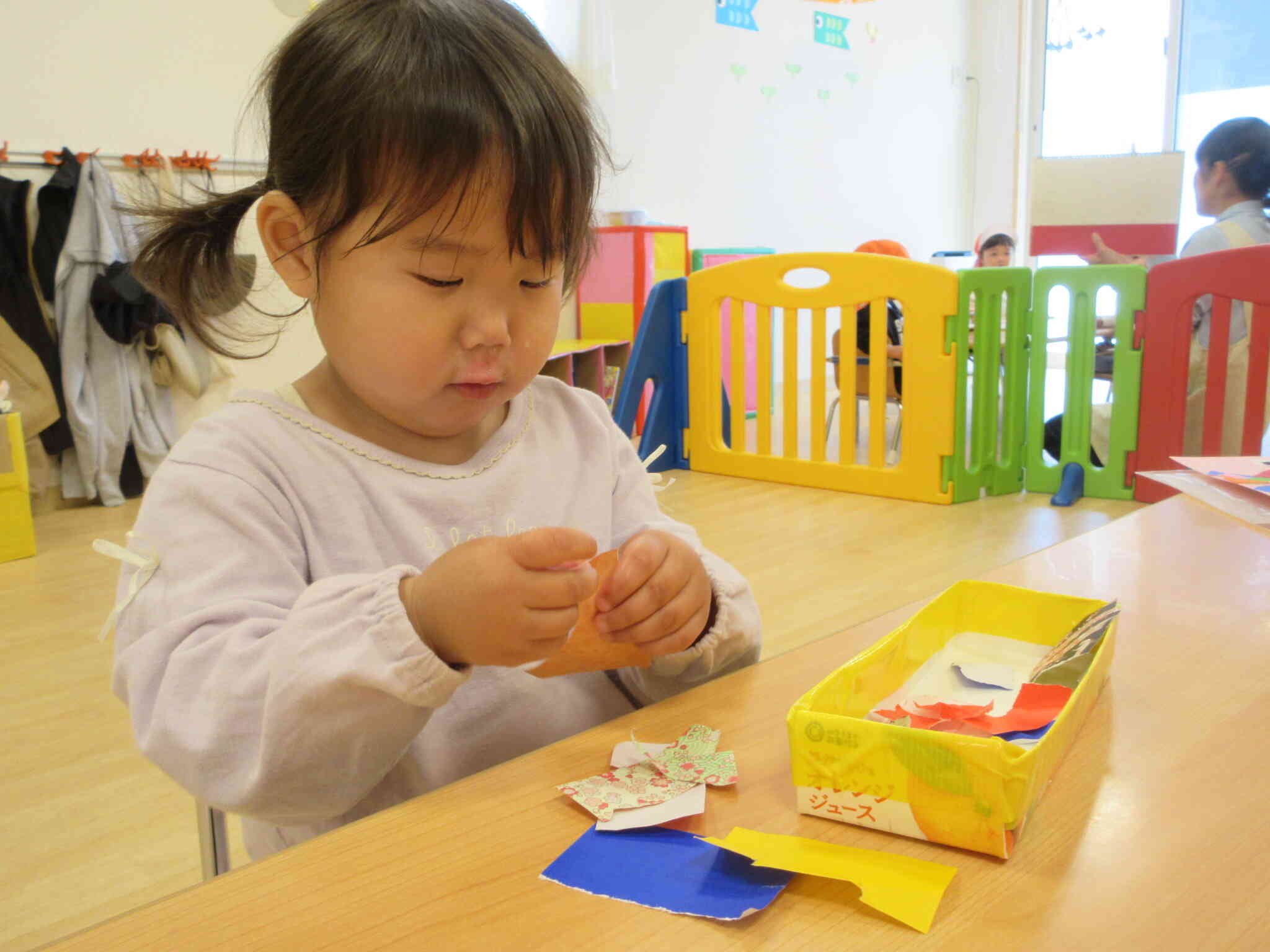 ２歳児～折り紙をちぎったよ～