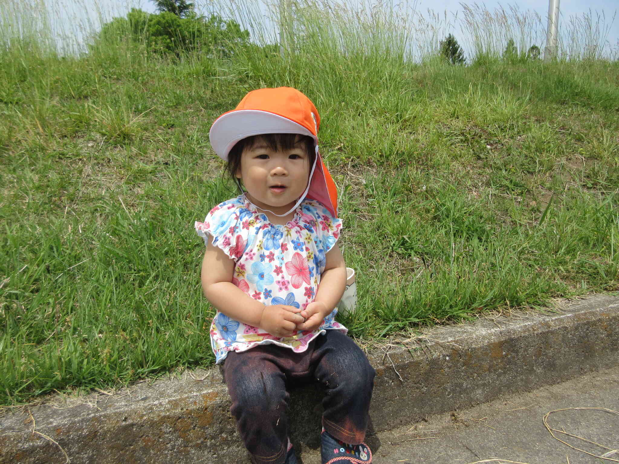 座ってひと休み。小石拾いも楽しいよ。