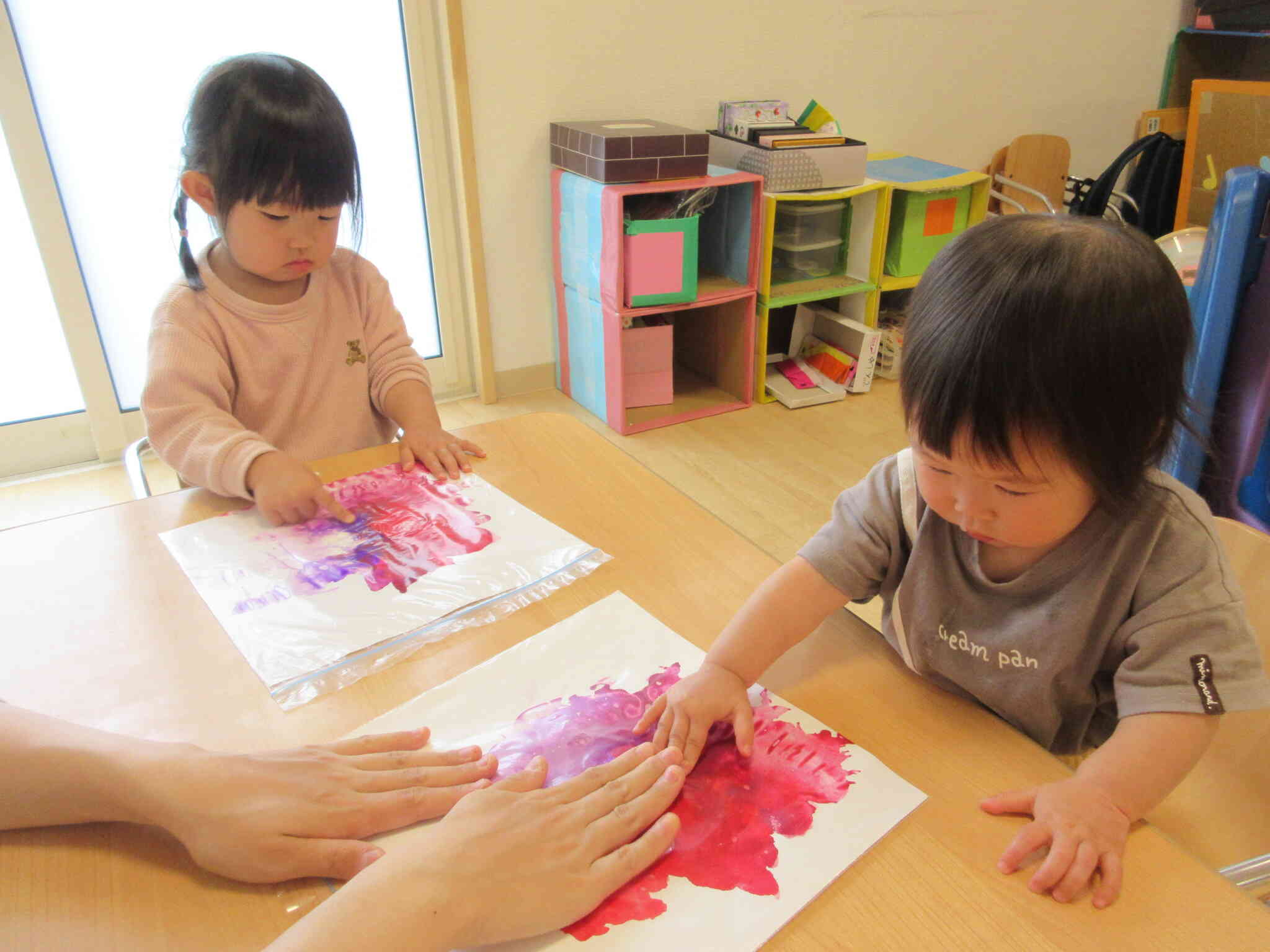 絵の具を押してみたよ～１歳児～