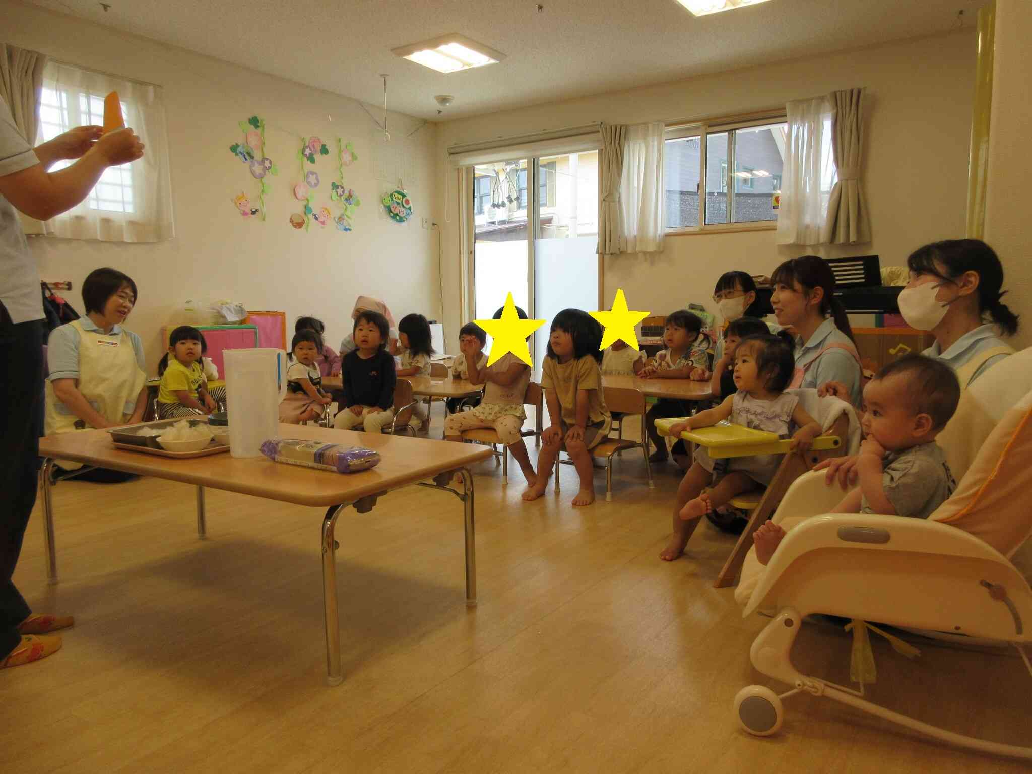 1.2歳のお友だちと一緒に給食の先生のお話を聞いたよ！