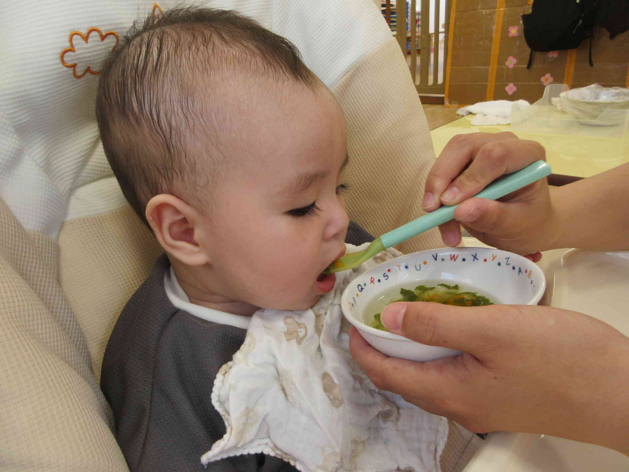 保育園の給食おいしいな！　～０歳児～