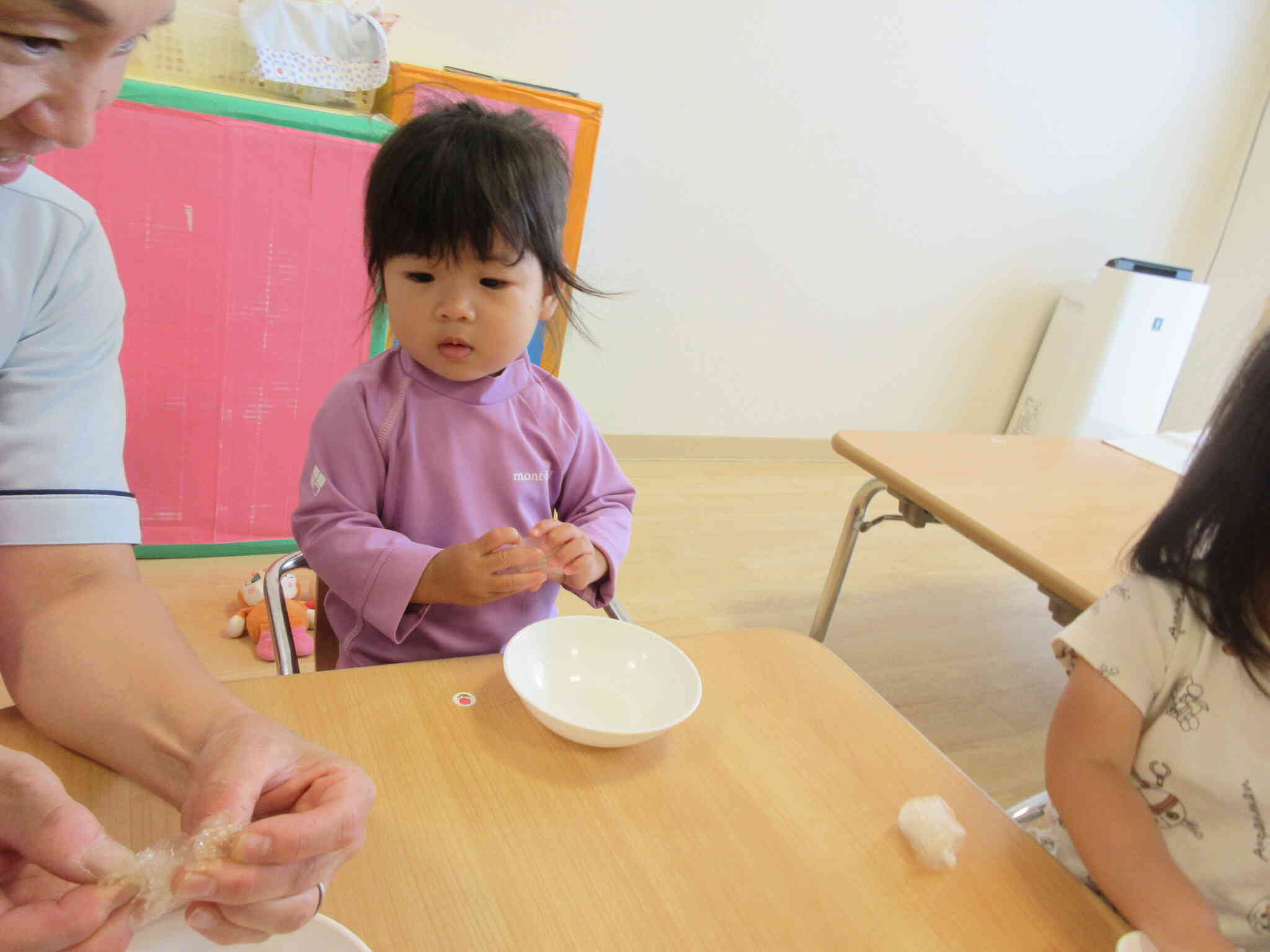 食育～棒寒天を触ってみよう～  １、２歳児