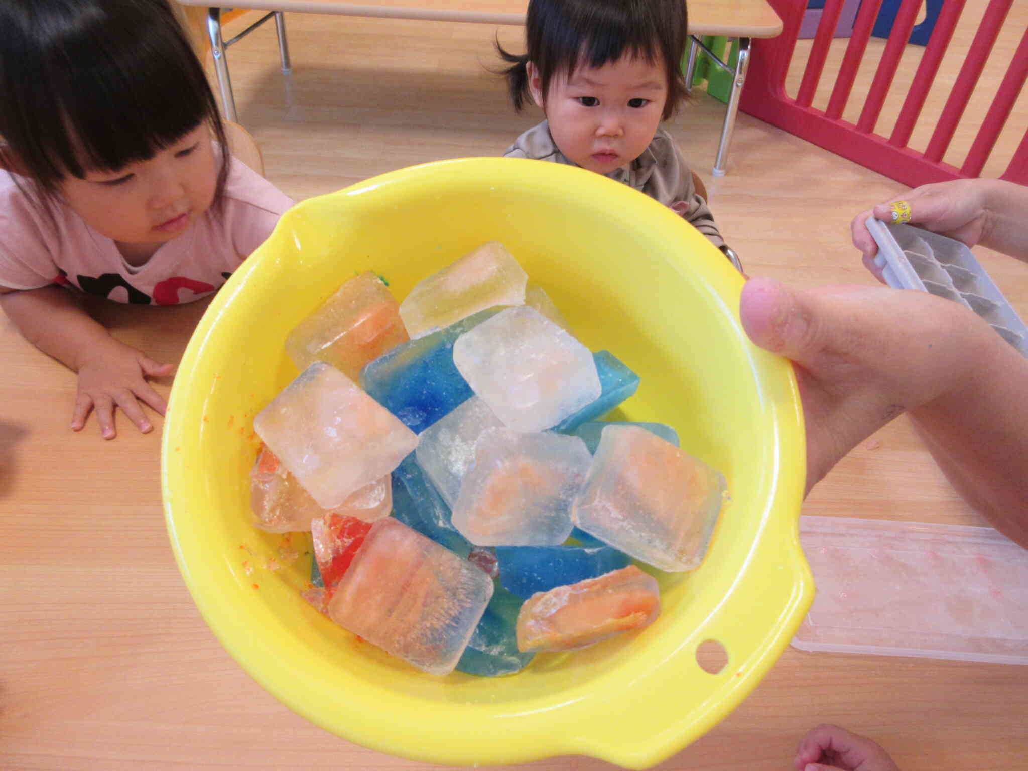氷遊び～１歳児～