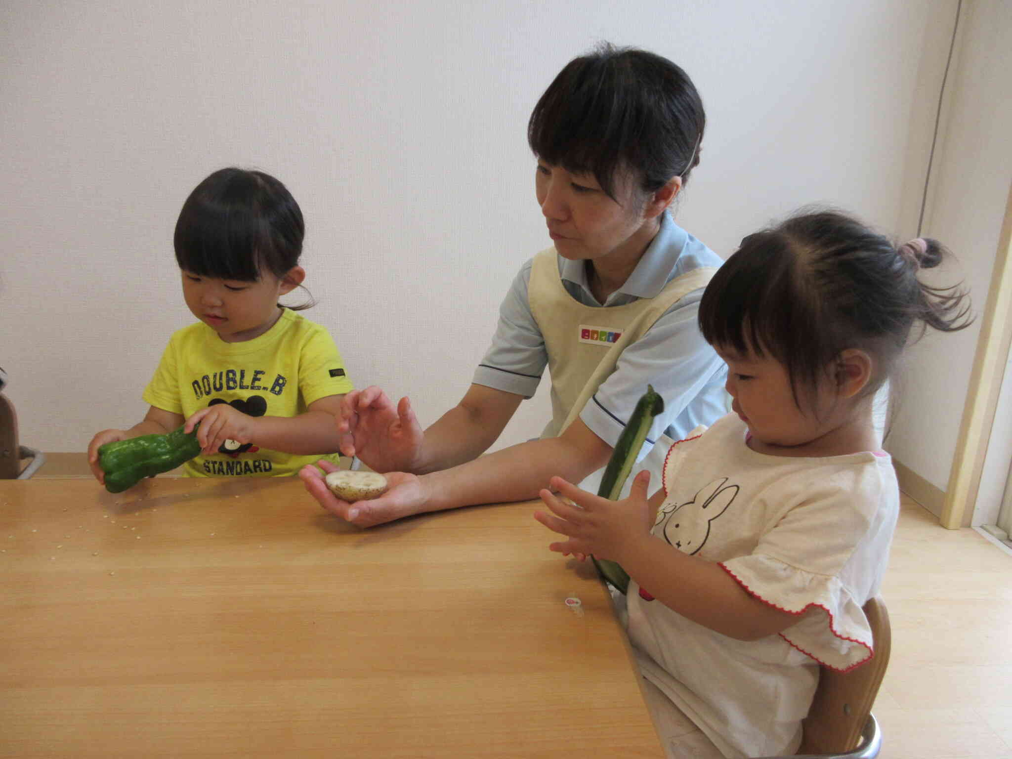 ピーマンにきゅうり、れんこん…本物の野菜だね。