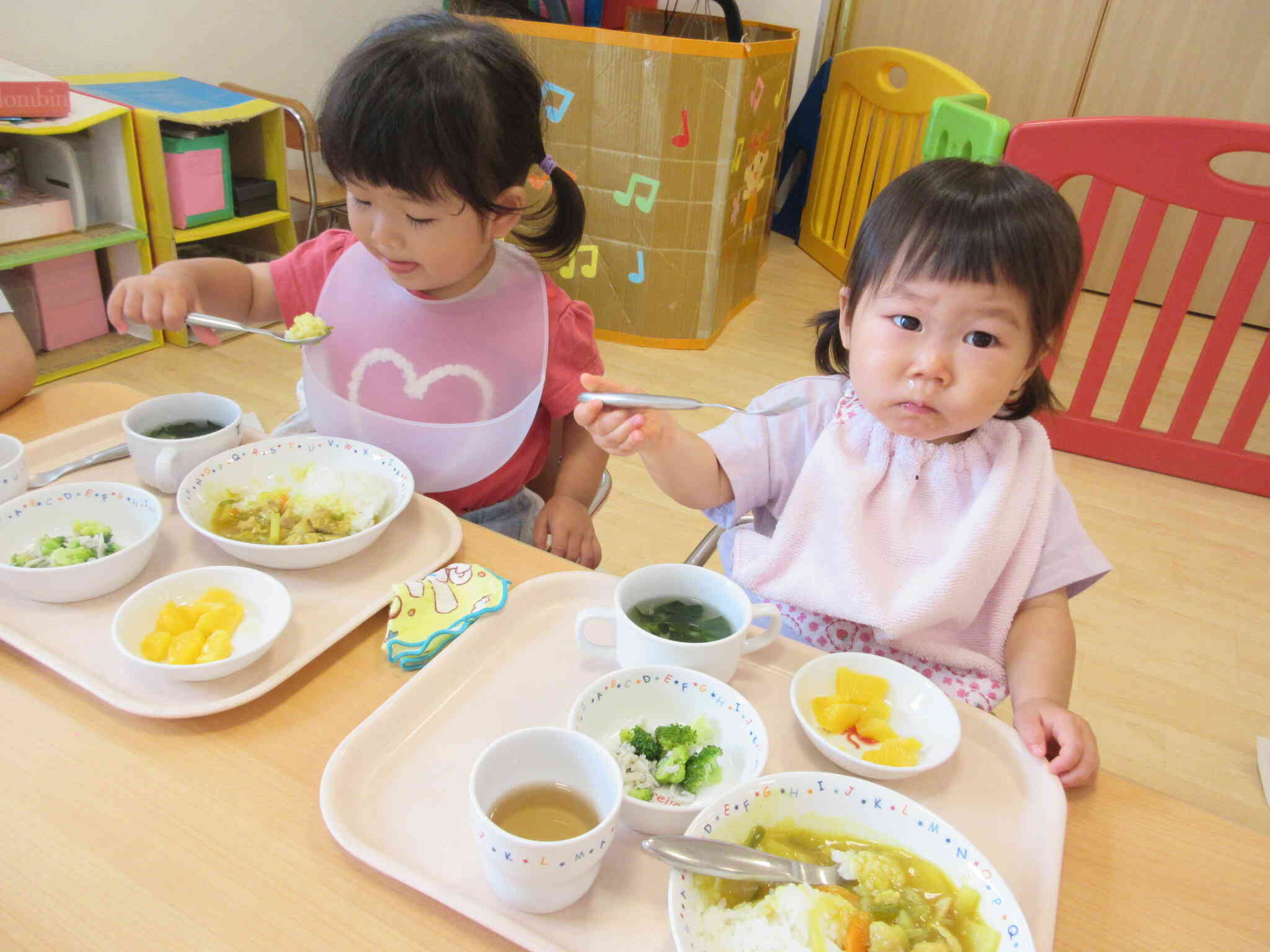 野菜たっぷりの給食、美味しいな。