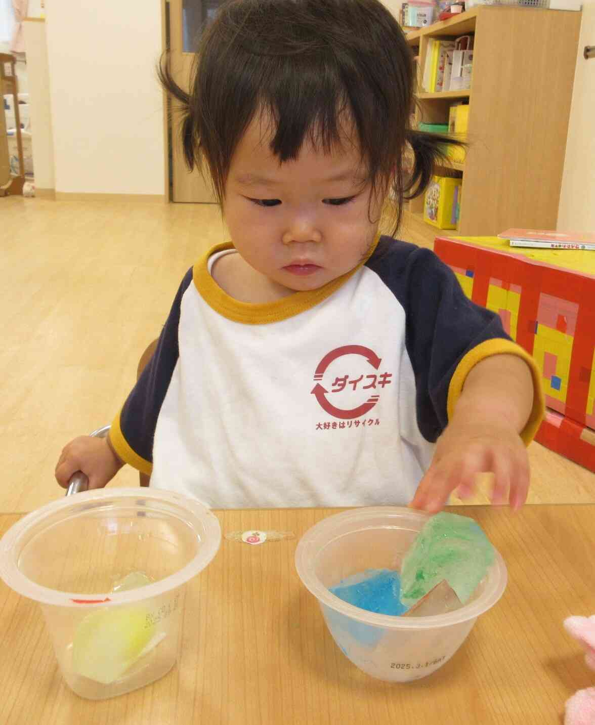 緑色の氷、触ってみようかな。