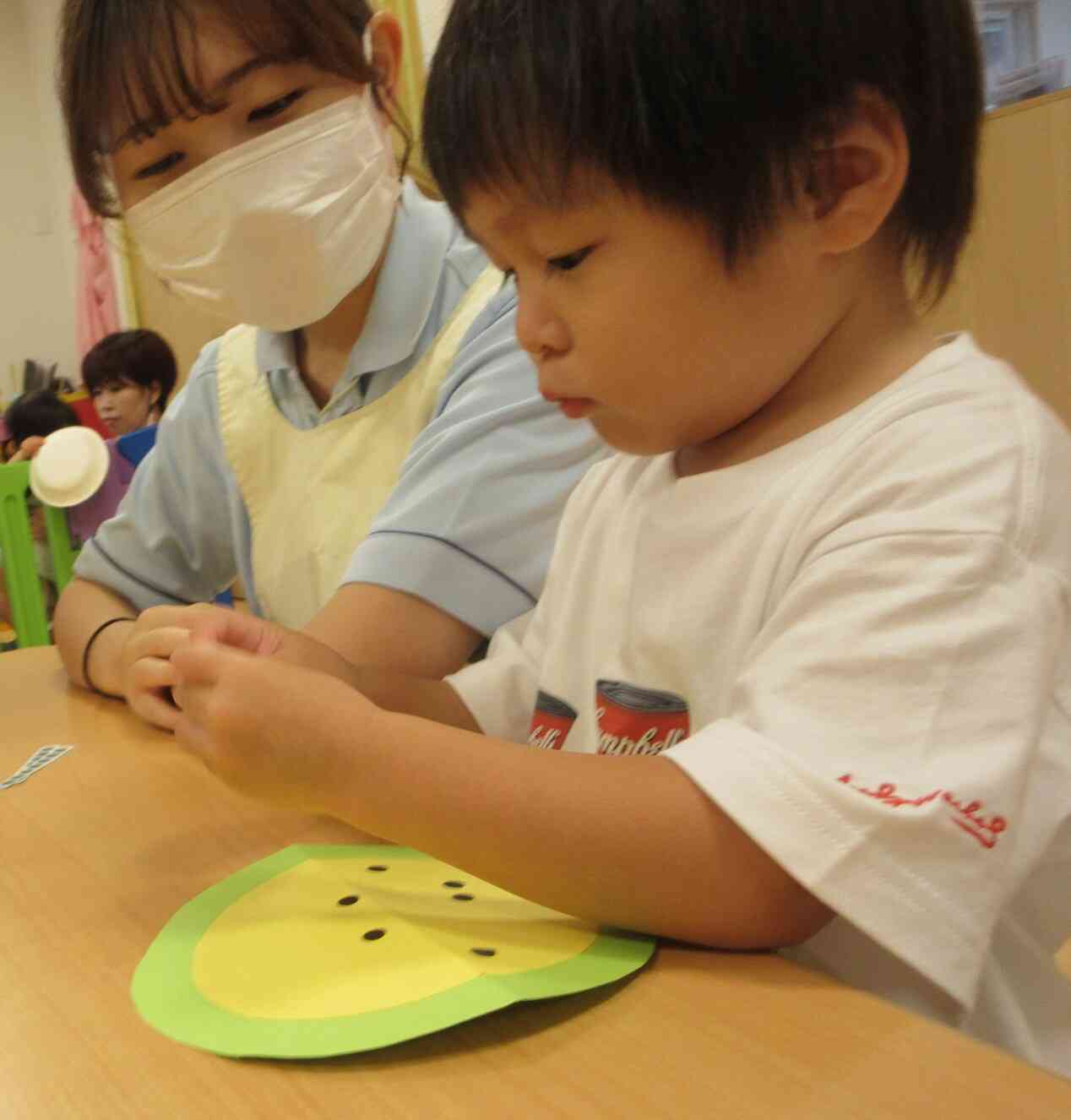 小さな丸シール、指先に付いちゃうな！