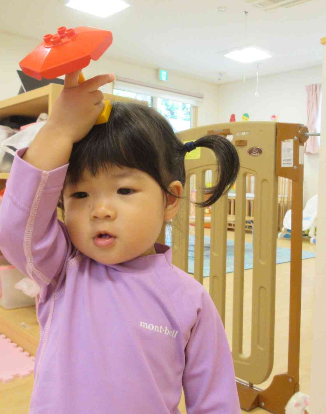 レゴブロックで作った傘、さしてお散歩～！