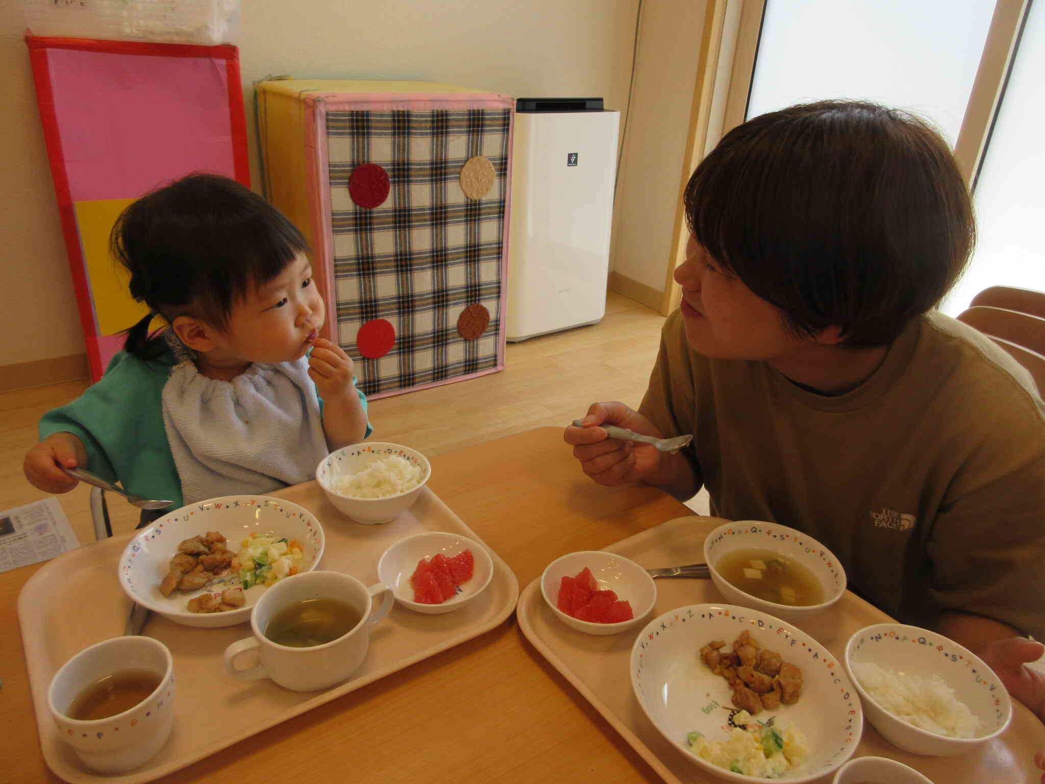 一緒に食べる給食はとってもおいしいね。