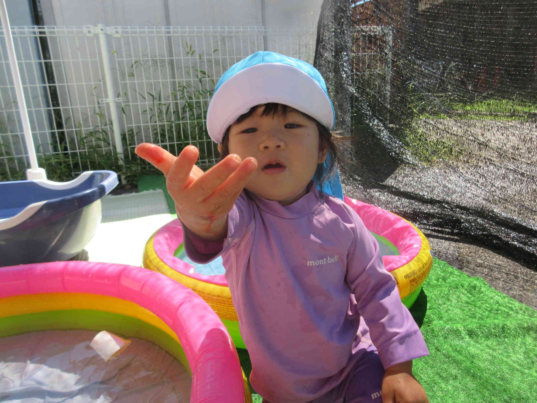 見てー！赤いお水だよ！