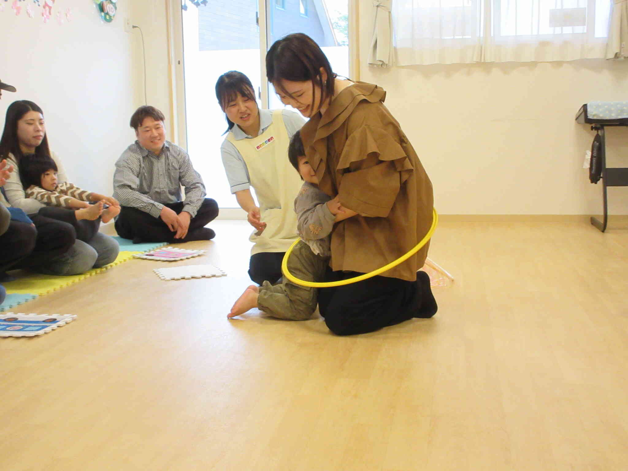 ママと一緒にフラフープ、くぐったよ！