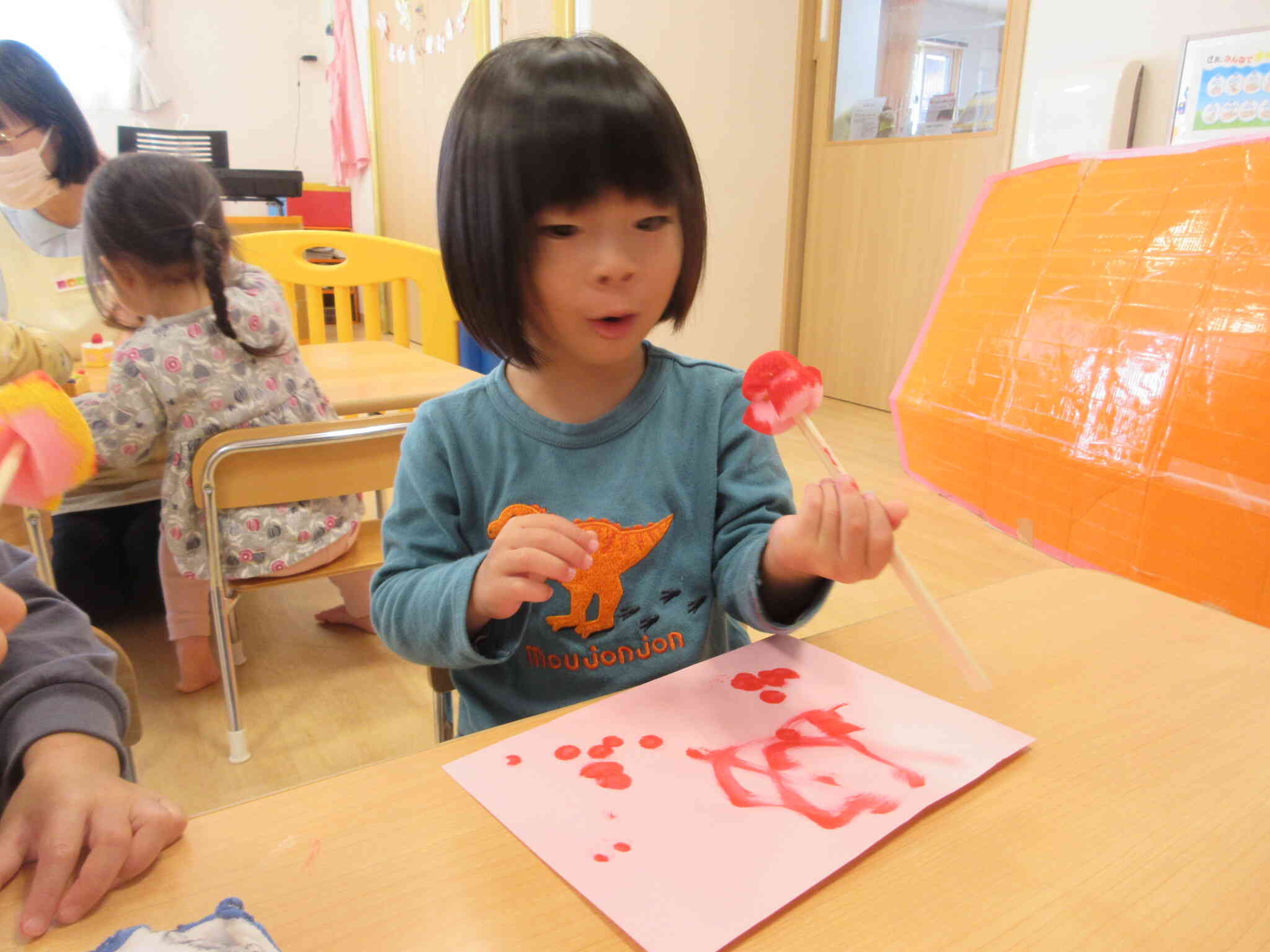 スポンジでペタペタ！面白い感触だよ！