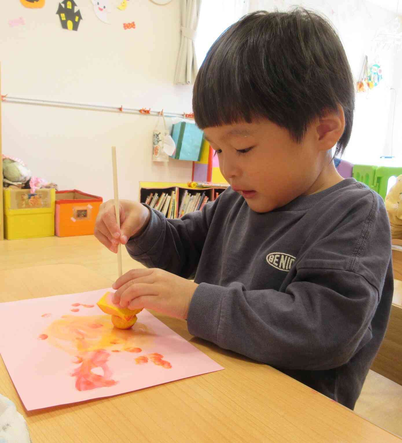 手で押さえるとしっかり押せるよ！