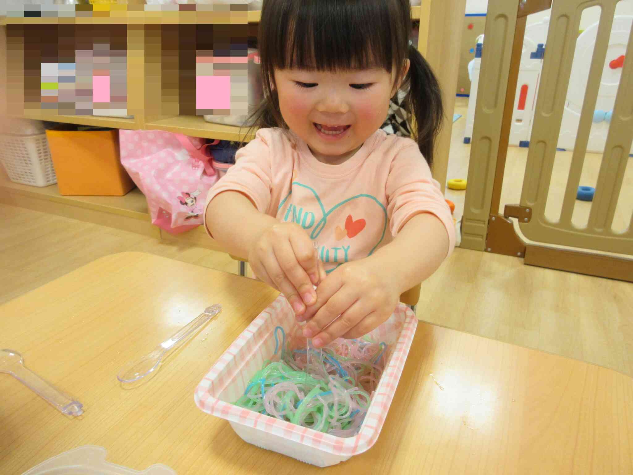 感触遊び～春雨で遊んだよ～