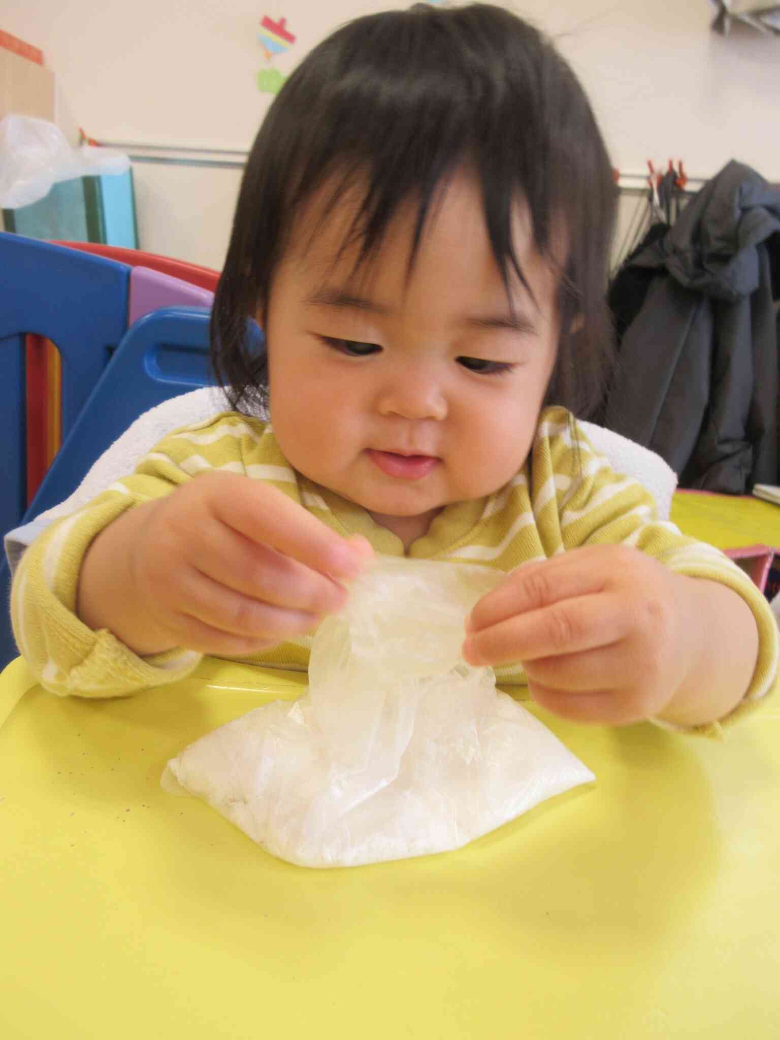 ひよこ組のお友だちも袋に入れてこねこねしたよ
