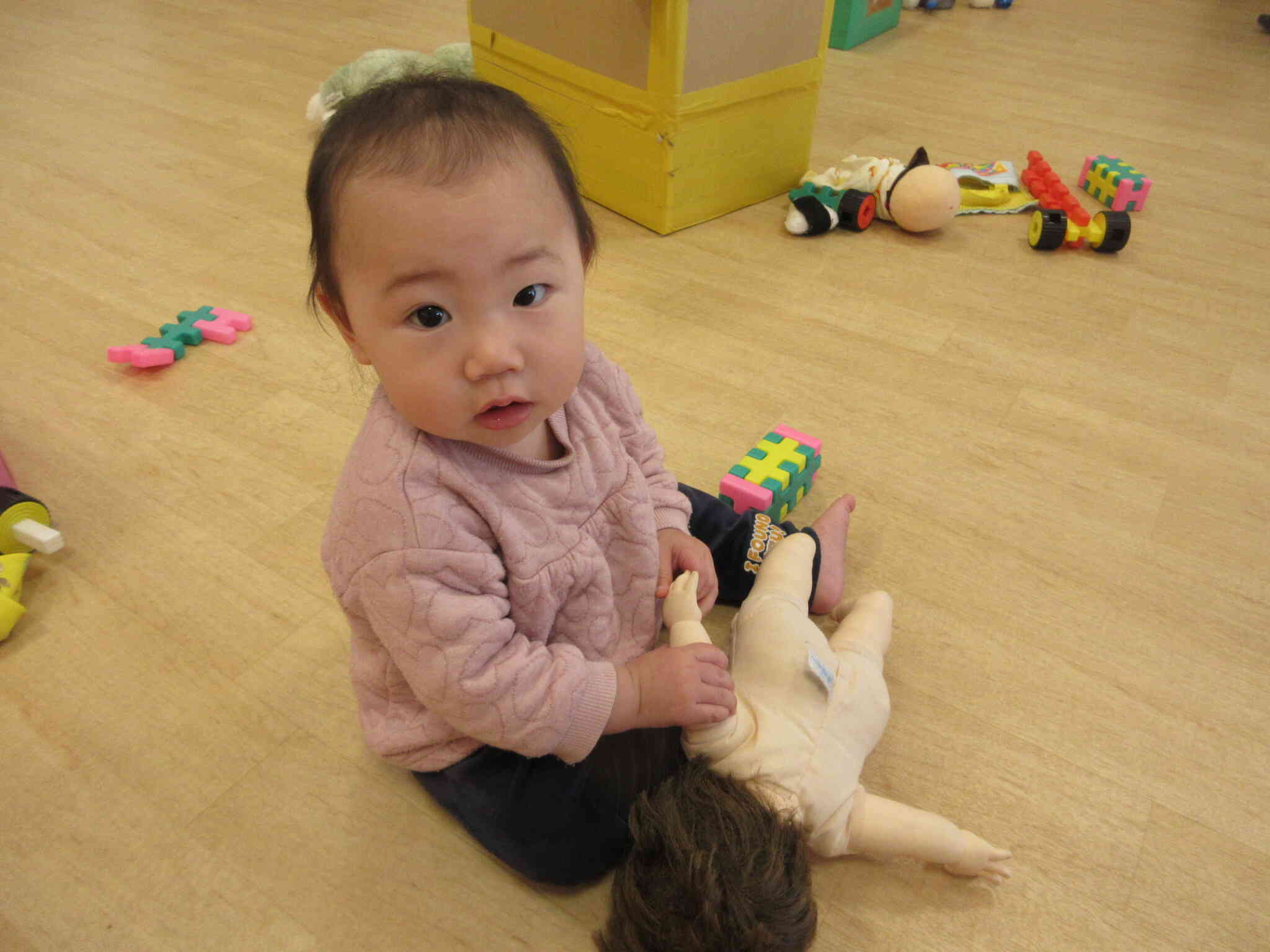 お人形さん、握手しましょ！