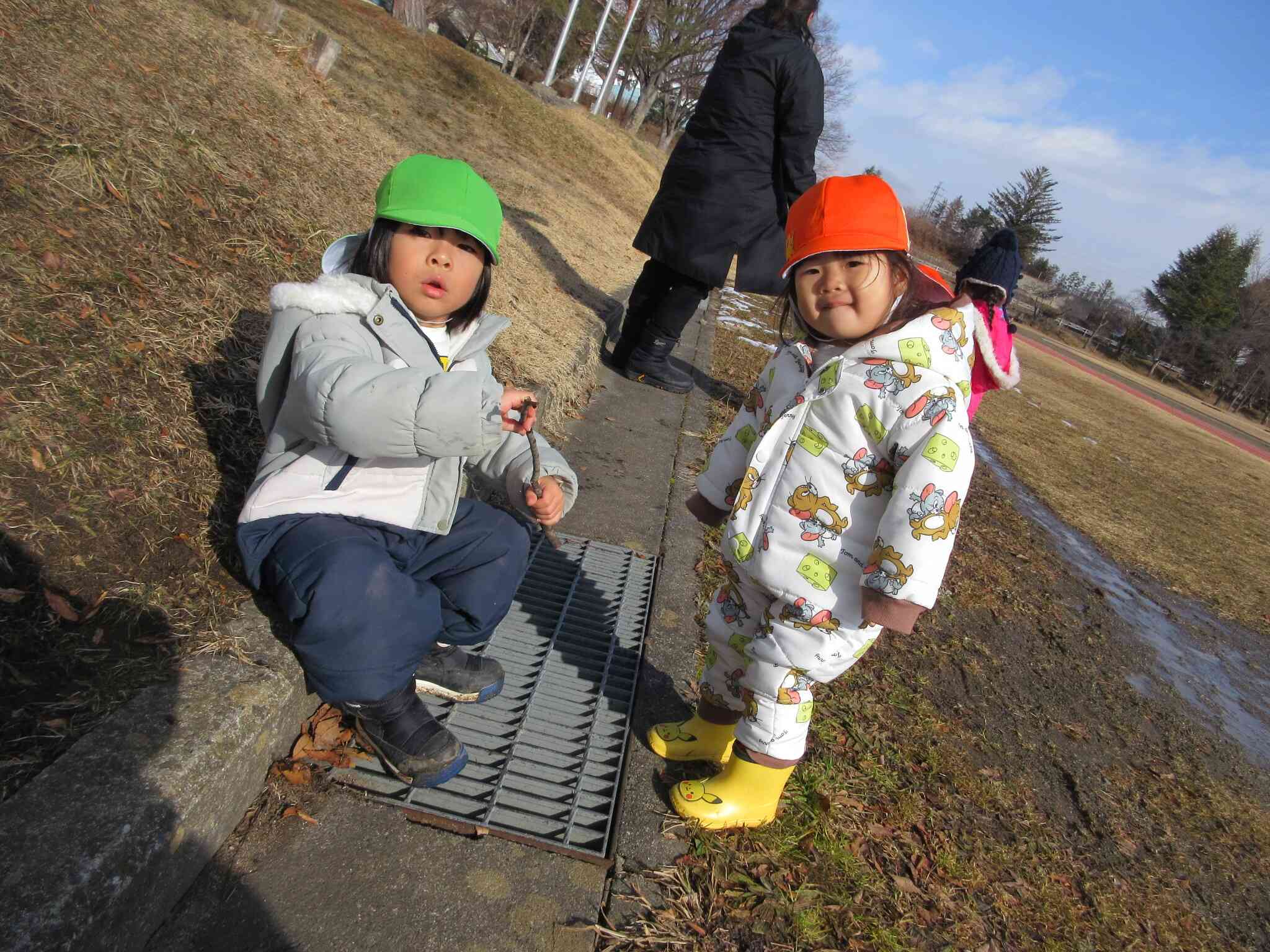 木の棒でお絵かきしようかな！