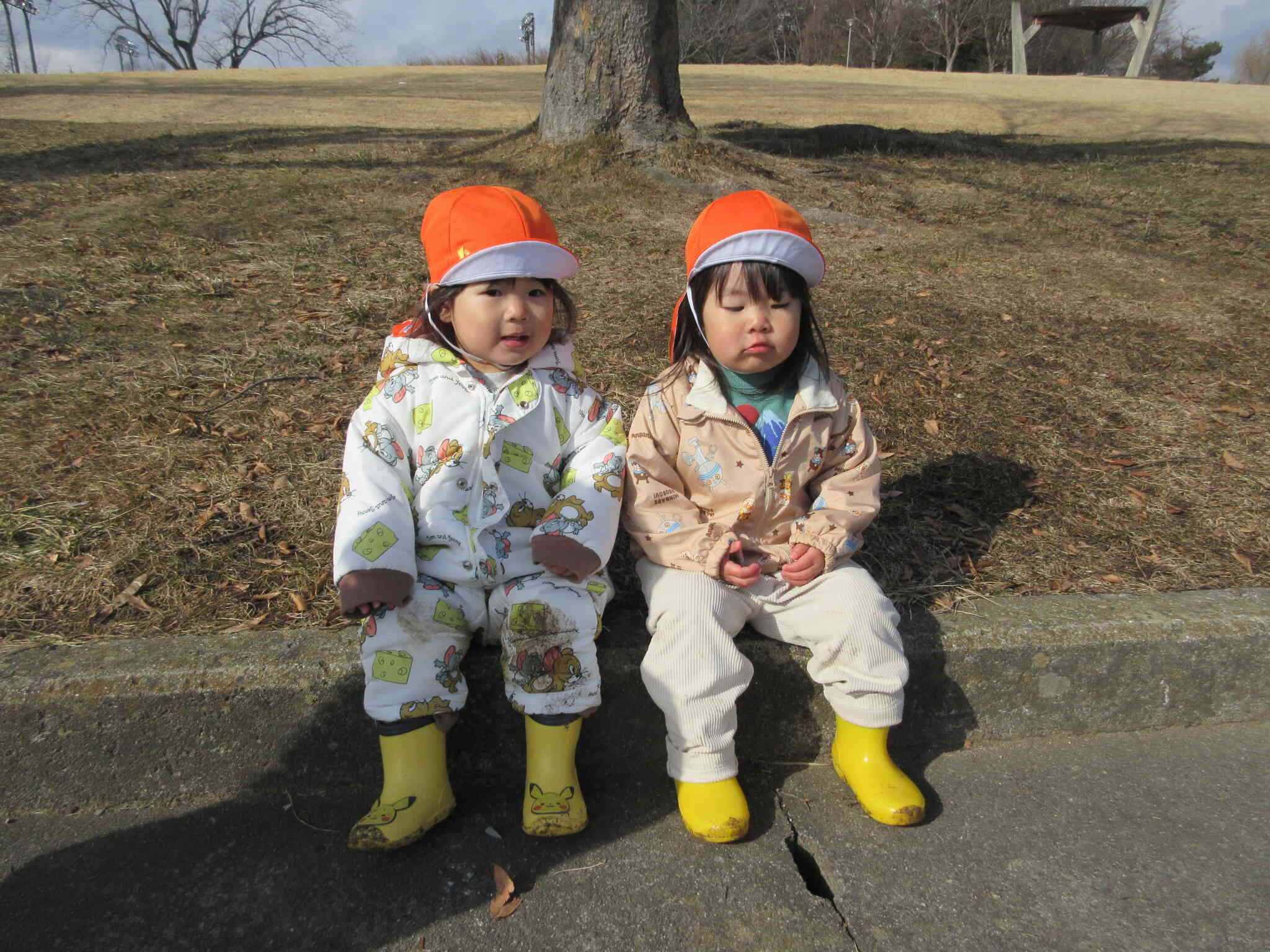 いっしょに座ってお休みしようよ！