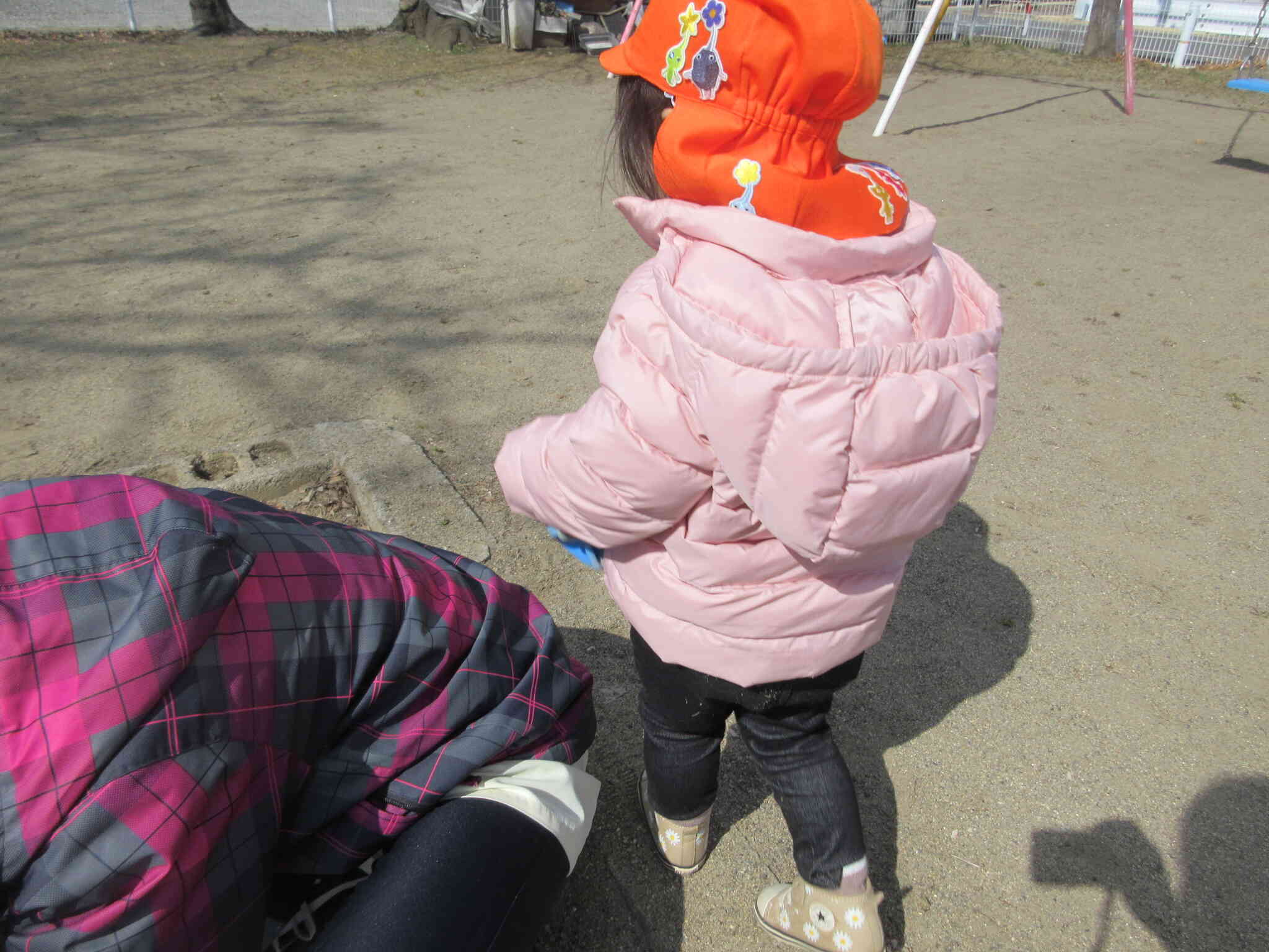 砂場の淵を落ちないように歩いてみるよ！