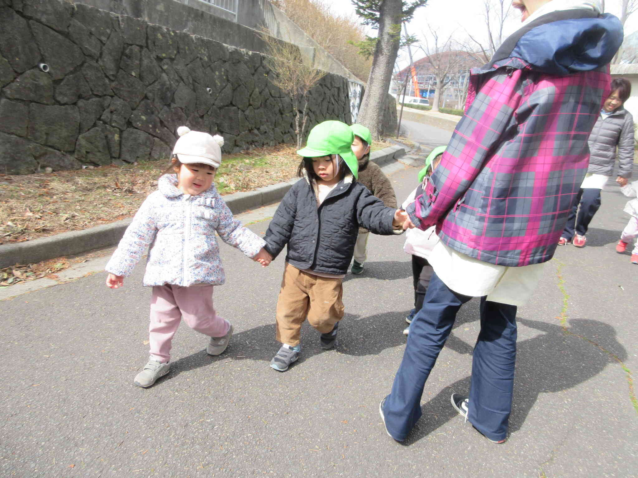 手をつないで歩こう！