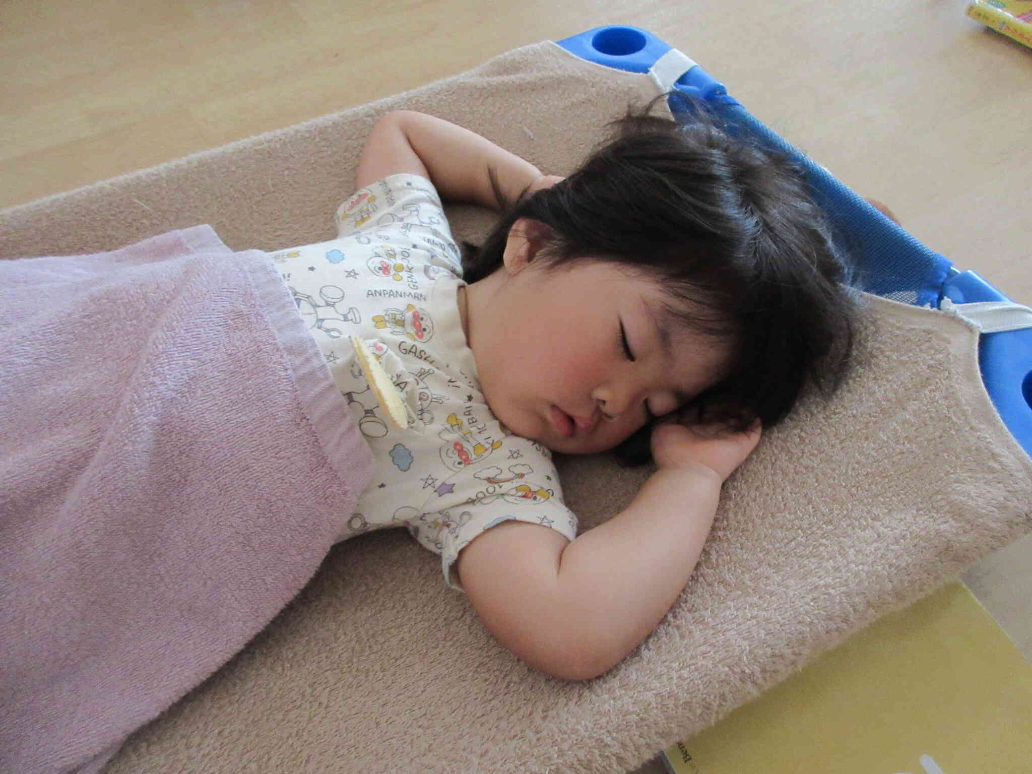 ぐっすり眠って体を休めます。