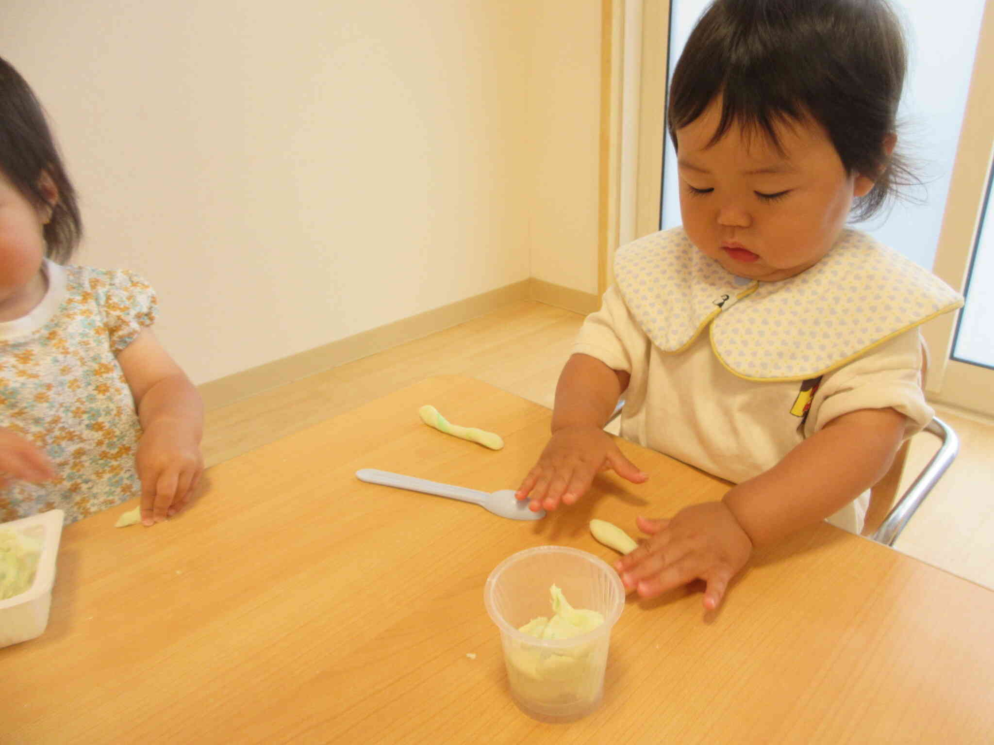 はじめての小麦粉粘土遊び