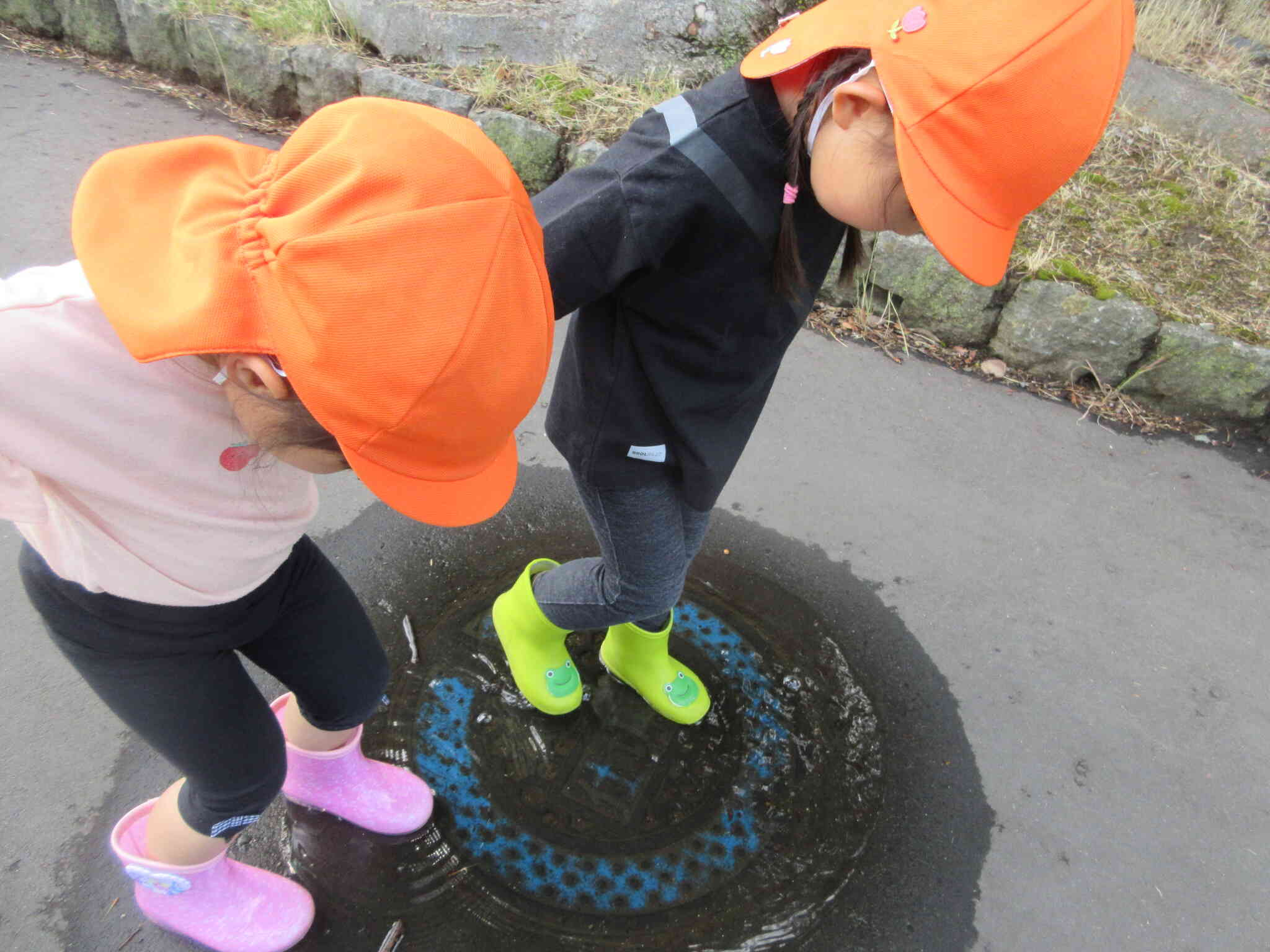長靴だから水たまりにそっと入ってみたよ！
