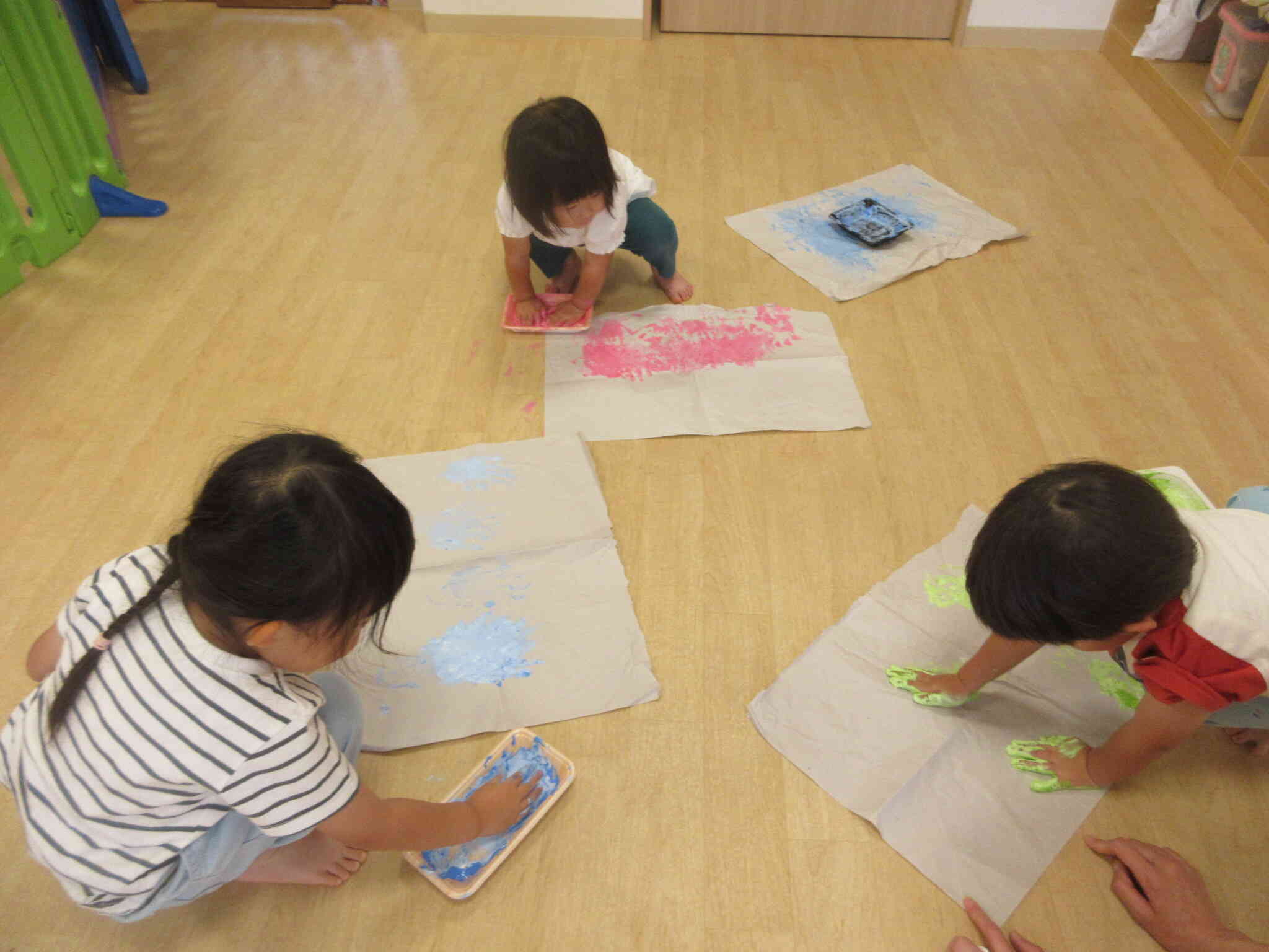 絵の具遊び、楽しいな！
