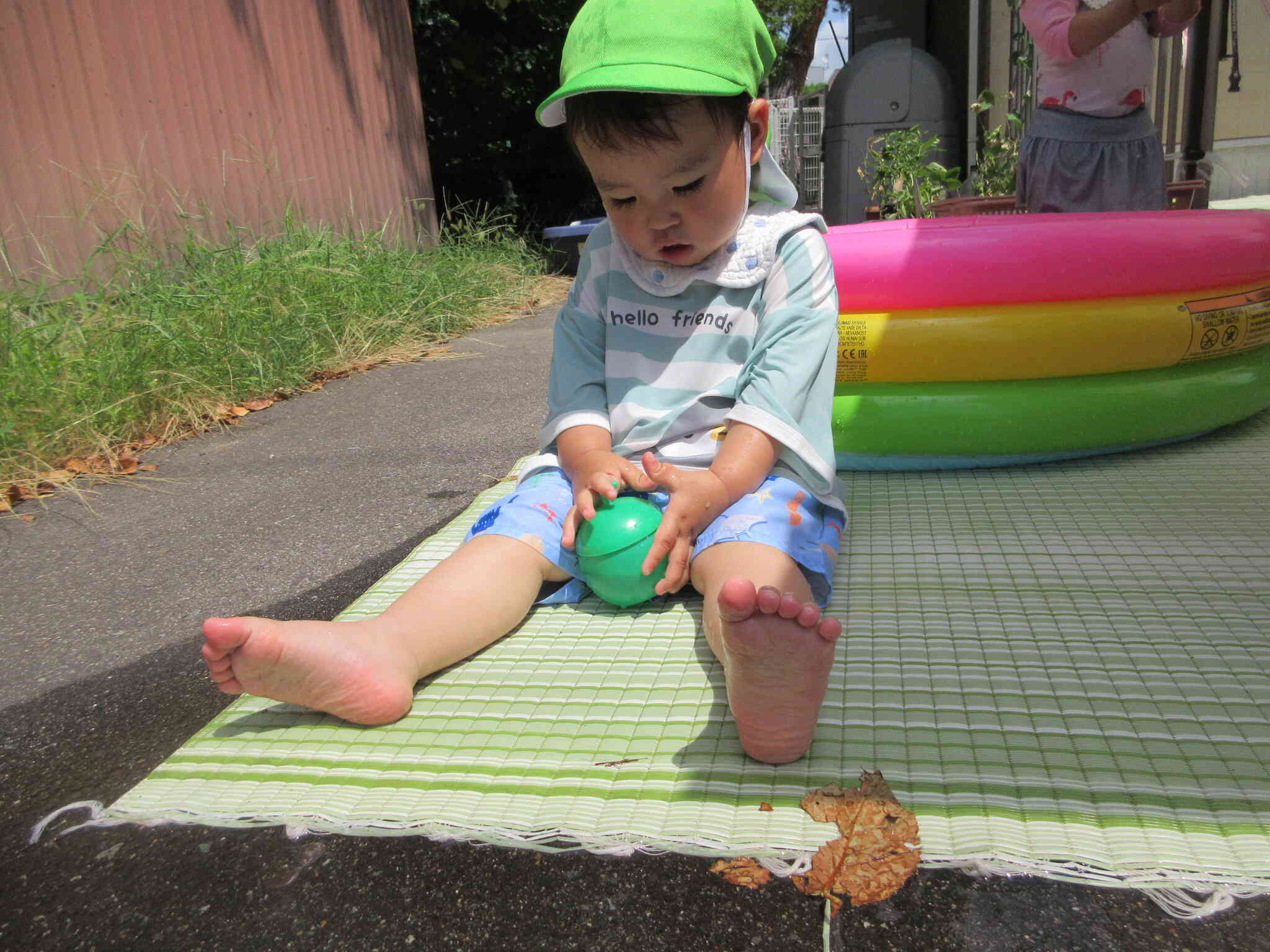 お水がこぼれないように蓋をするね！