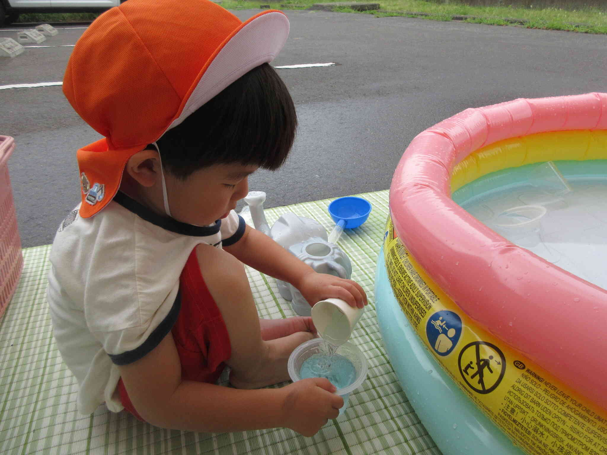 氷の中に色水入れてみるよ。