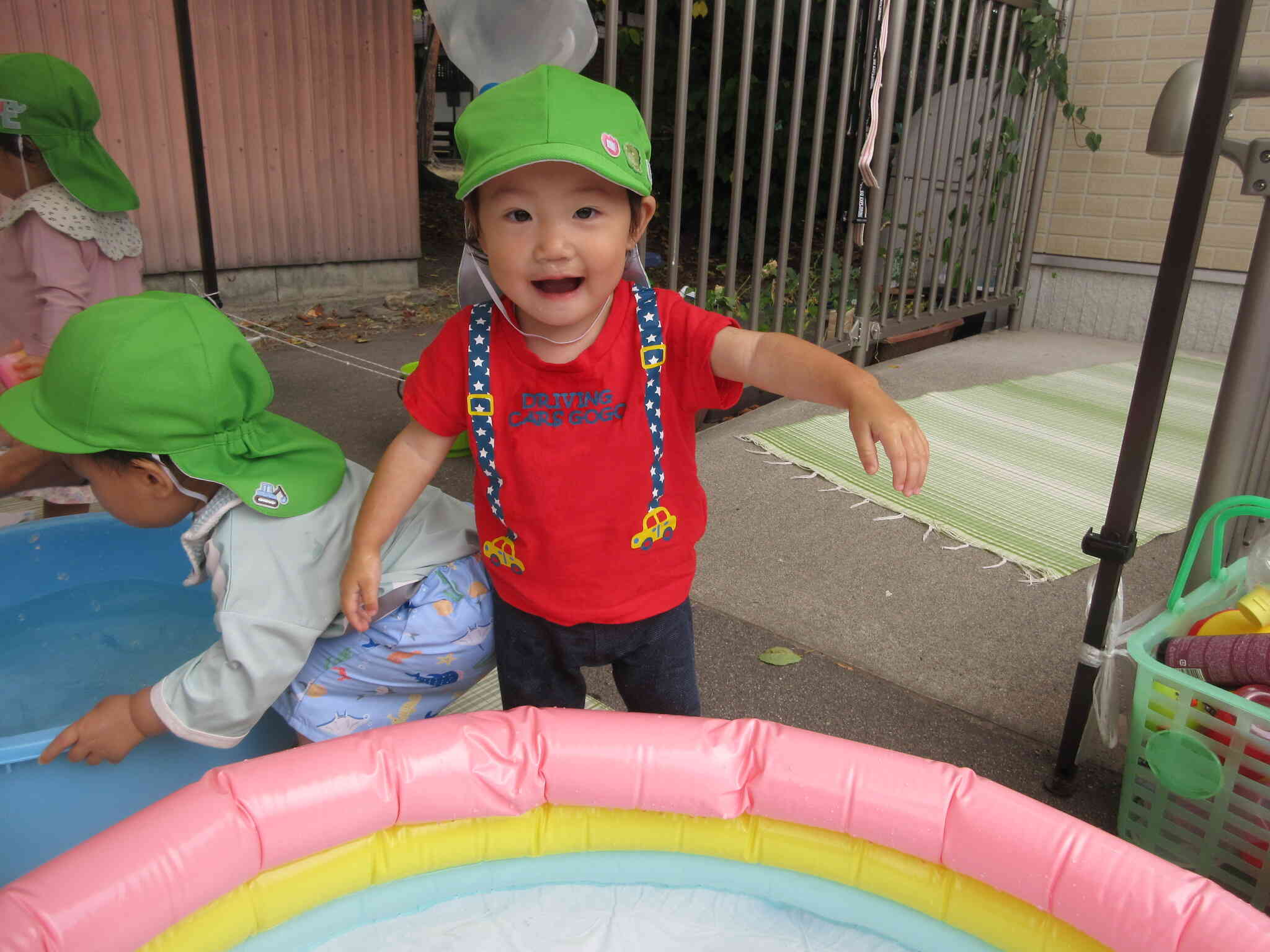 絵の具遊びの後はプールのお水をすくって遊んだよ！