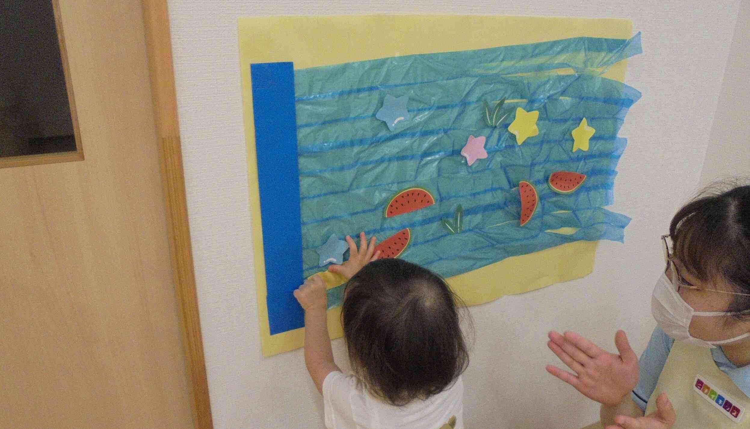 ここにしようかな、ぺーったん！どんどん天の川がにぎやかになっていきます。