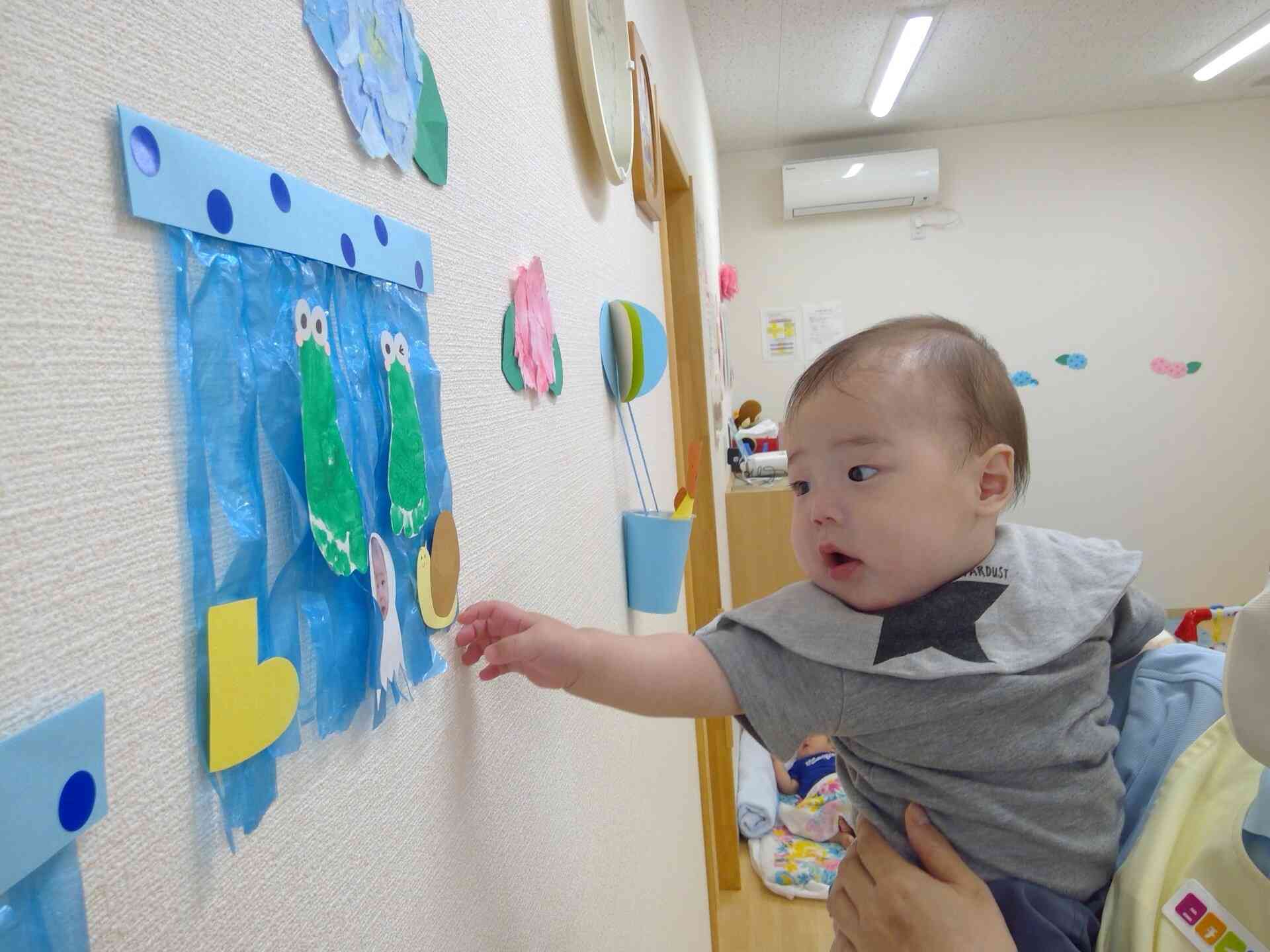 完成した壁面を喜ぶお友だちも!
