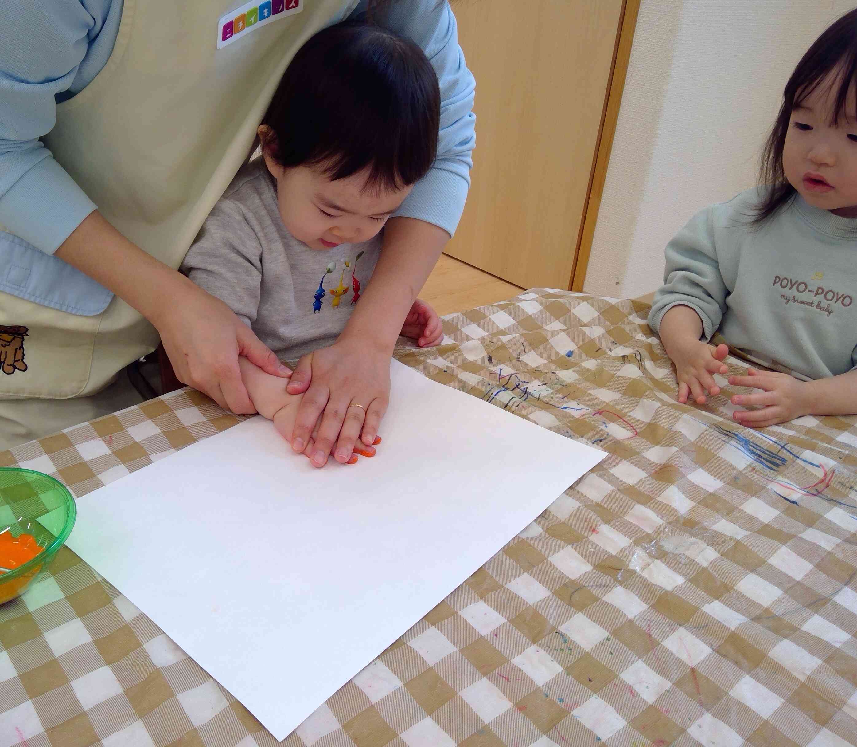 何色になったかな??みんなでぺったん楽しいね~♪